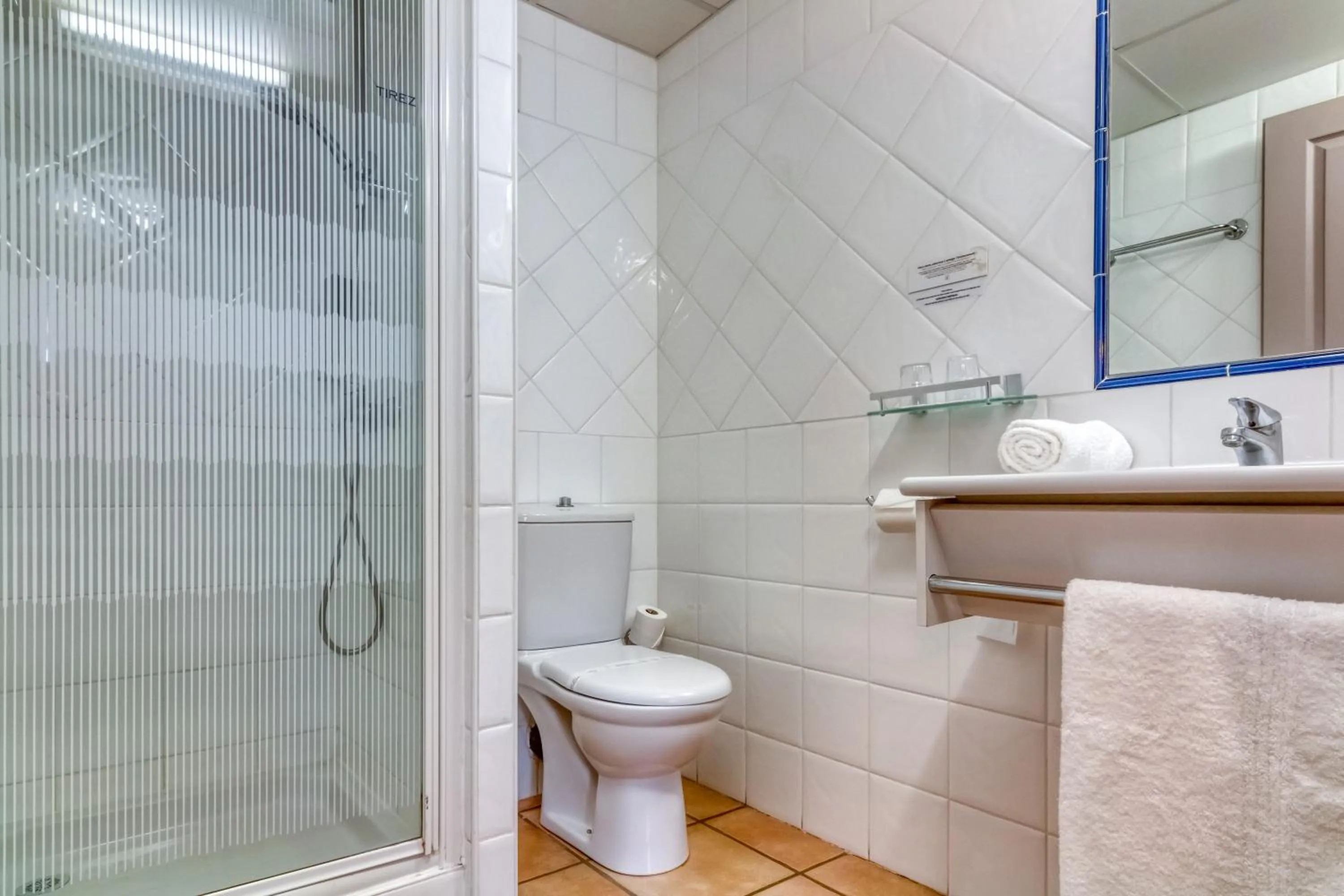 Shower in Logis Hôtel Les II Mas - Perpignan Sud