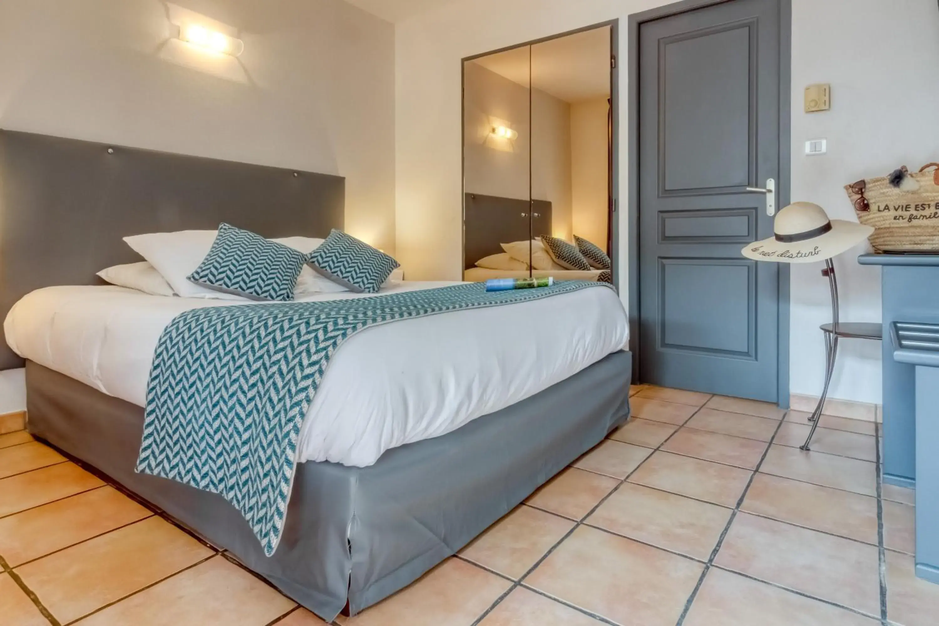 Chambre Privilege Plus - Vue Patio in Logis Hôtel Les II Mas - Perpignan Sud Chambre Privilege Plus - Vue Patio in Logis Hôtel Les II Mas - Perpignan Sud