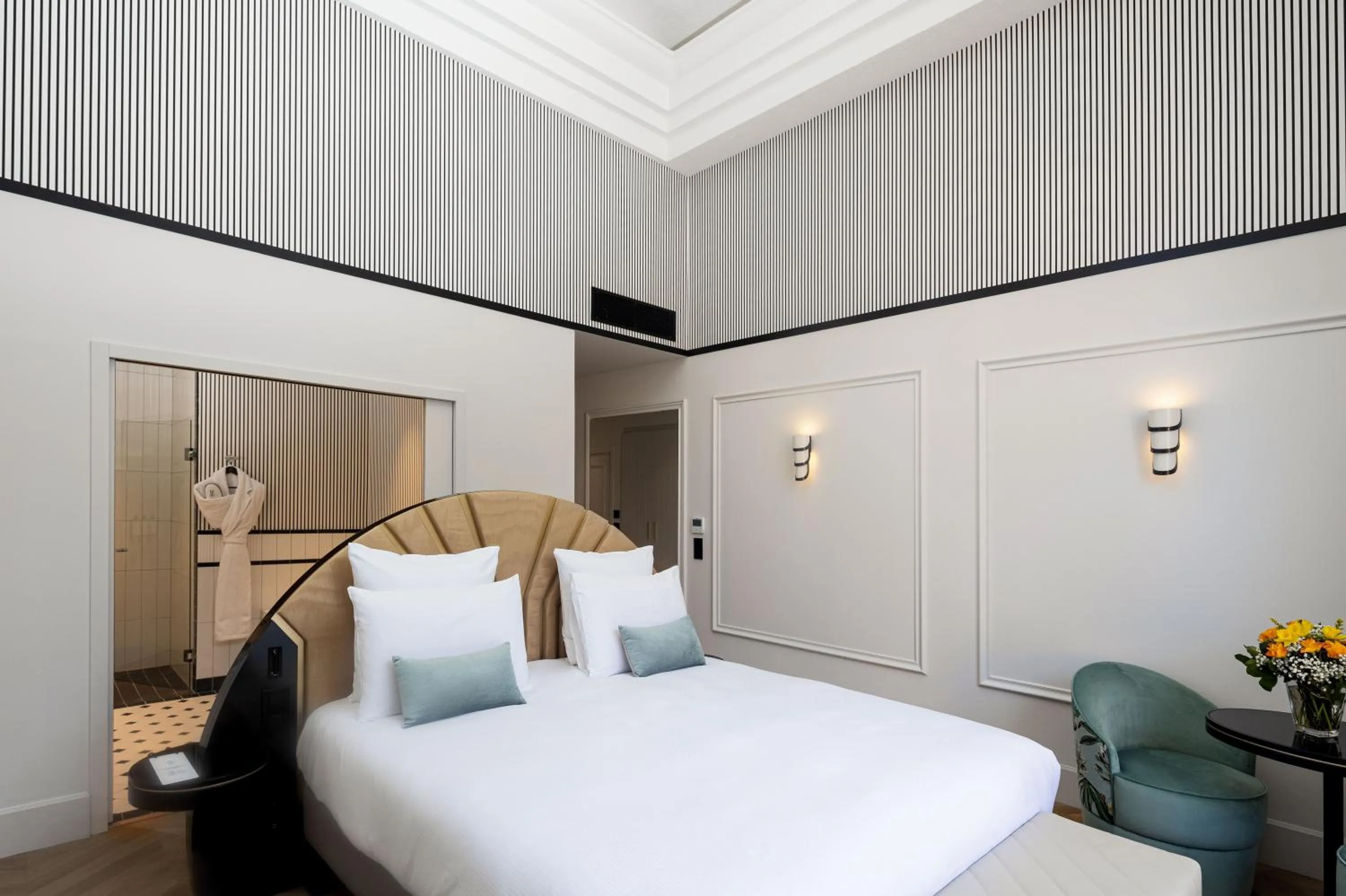 Photo of the whole room, Bed in The 1932 Hotel & Spa Cap d'Antibes - MGallery Collection