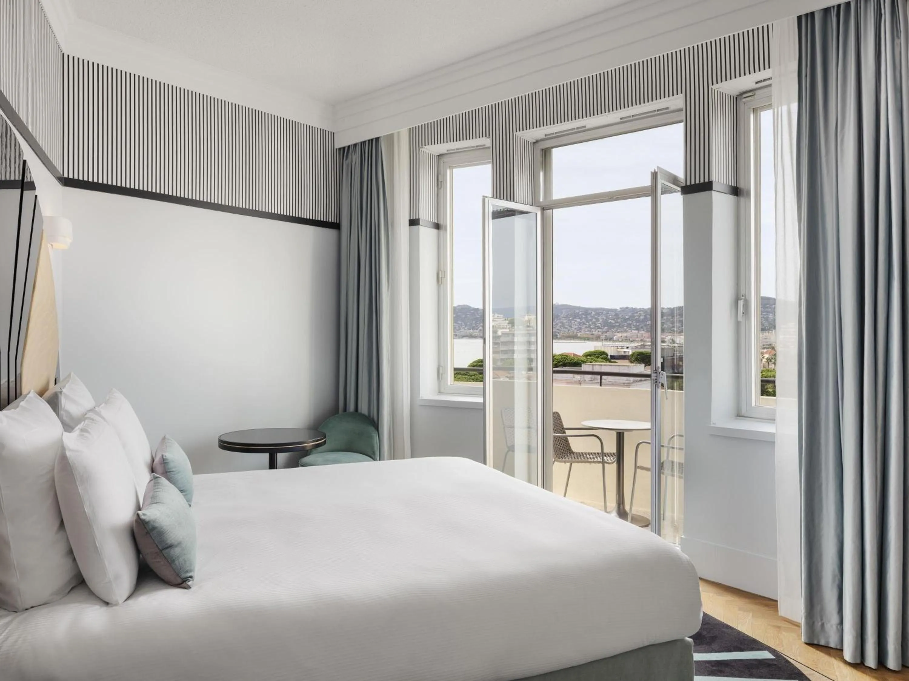 Bedroom, Bed in The 1932 Hotel & Spa Cap d'Antibes - MGallery Collection