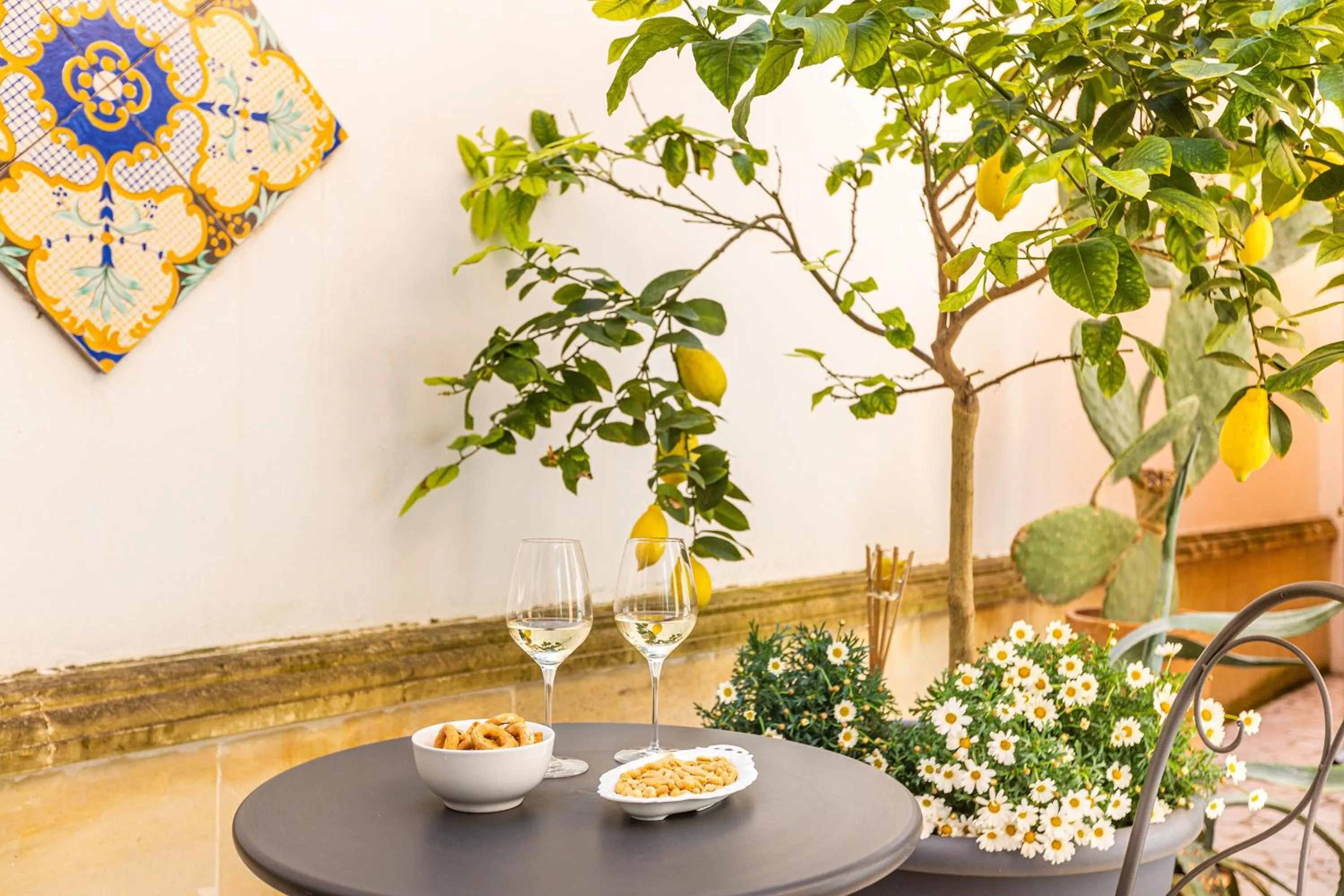 Inner courtyard view in DimoraLeTreMuse Guesthouse