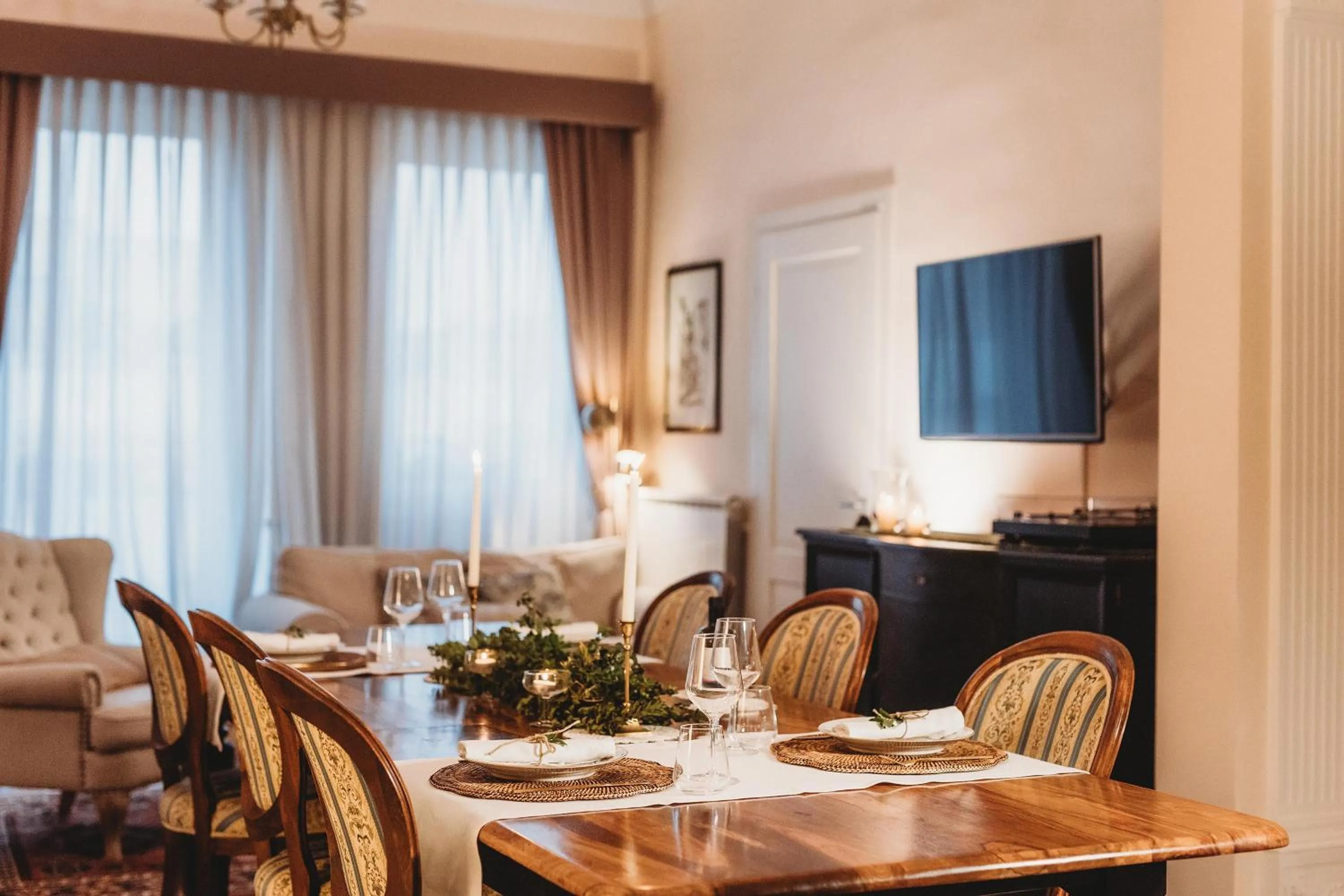 Communal lounge/ TV room in DimoraLeTreMuse Guesthouse