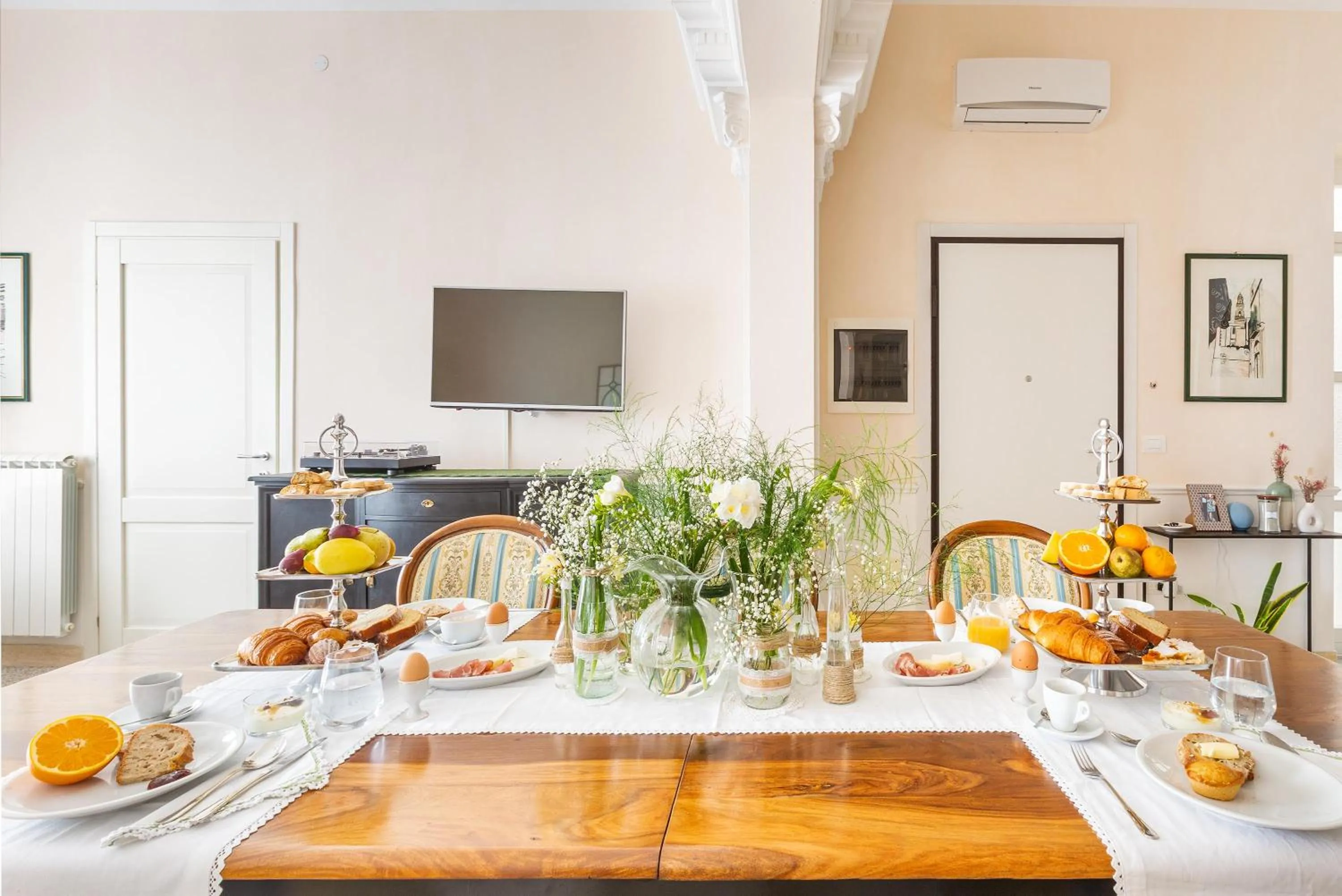 Communal lounge/ TV room in DimoraLeTreMuse Guesthouse