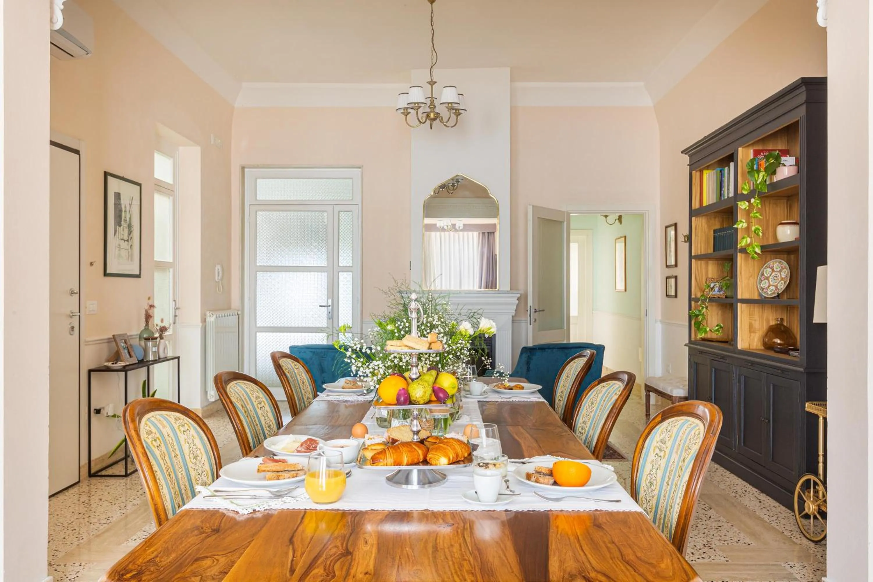 Communal lounge/ TV room in DimoraLeTreMuse Guesthouse