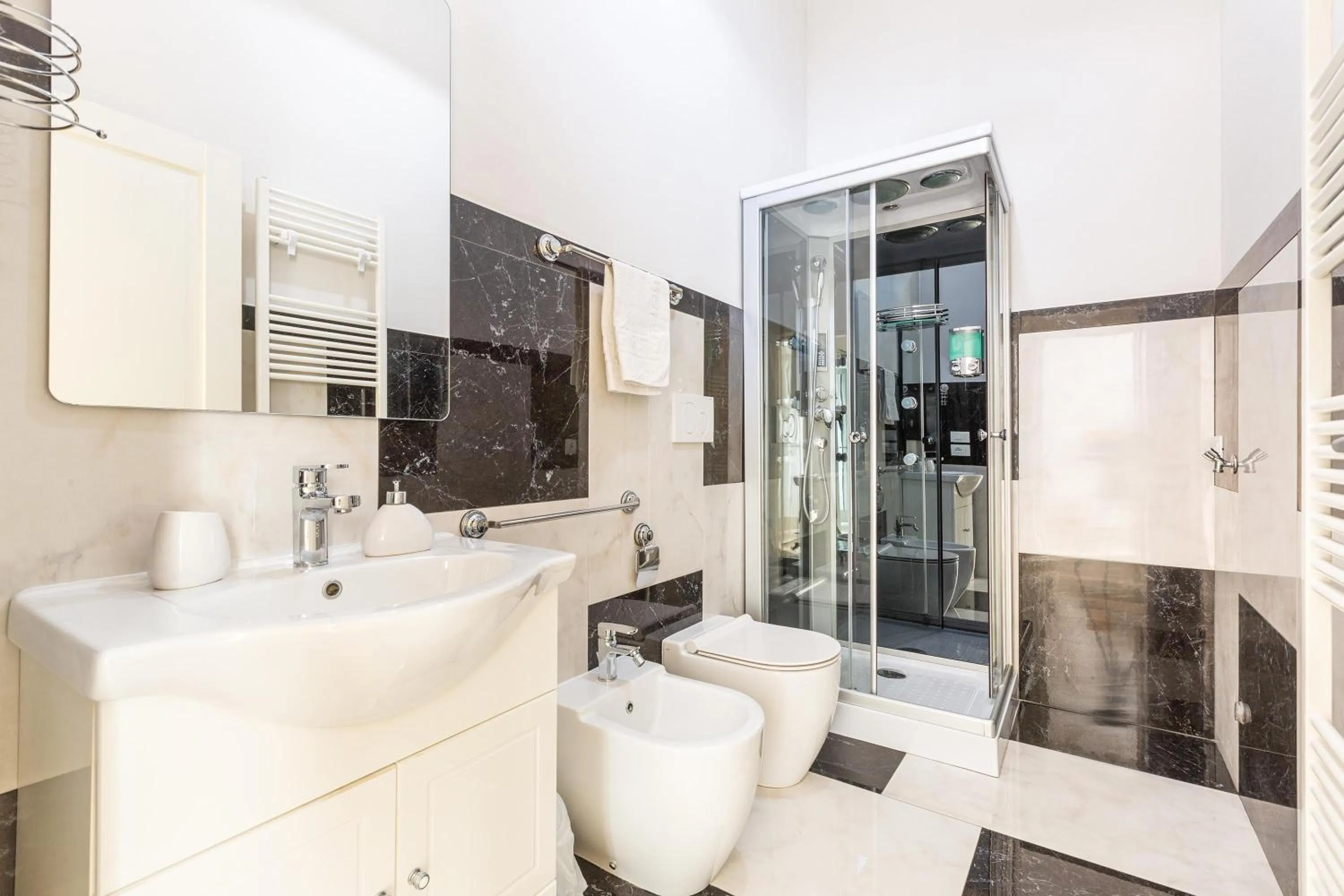 Shower in DimoraLeTreMuse Guesthouse