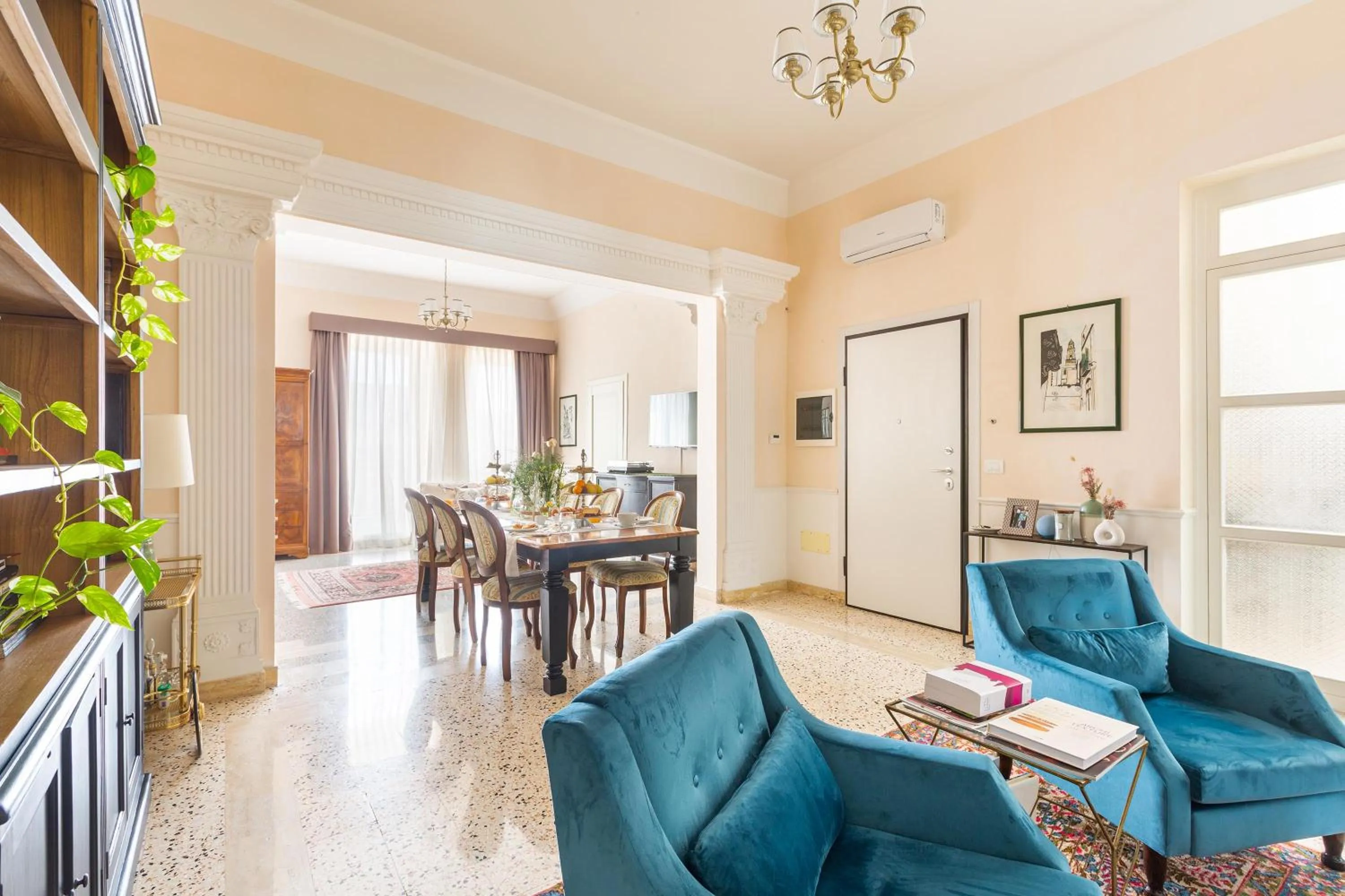 Communal lounge/ TV room in DimoraLeTreMuse Guesthouse