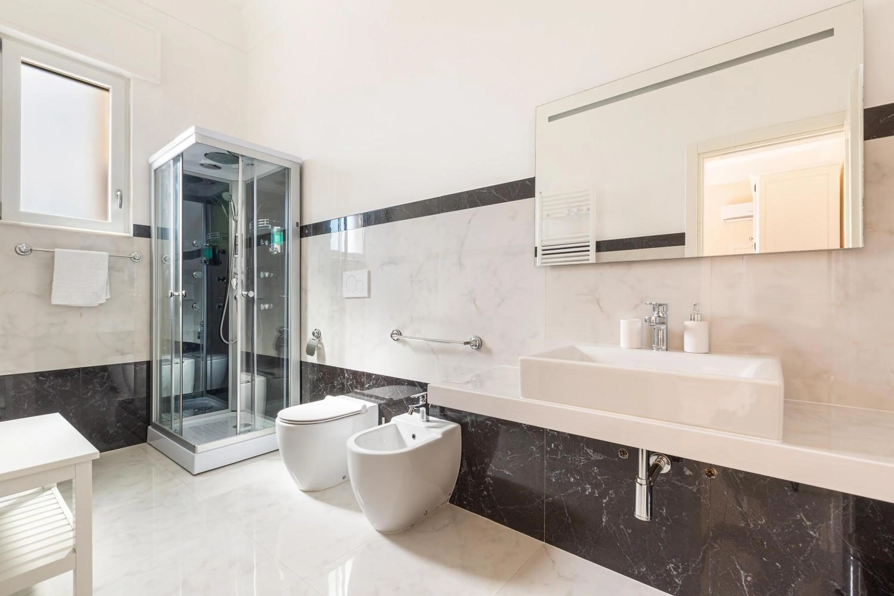 Shower in DimoraLeTreMuse Guesthouse