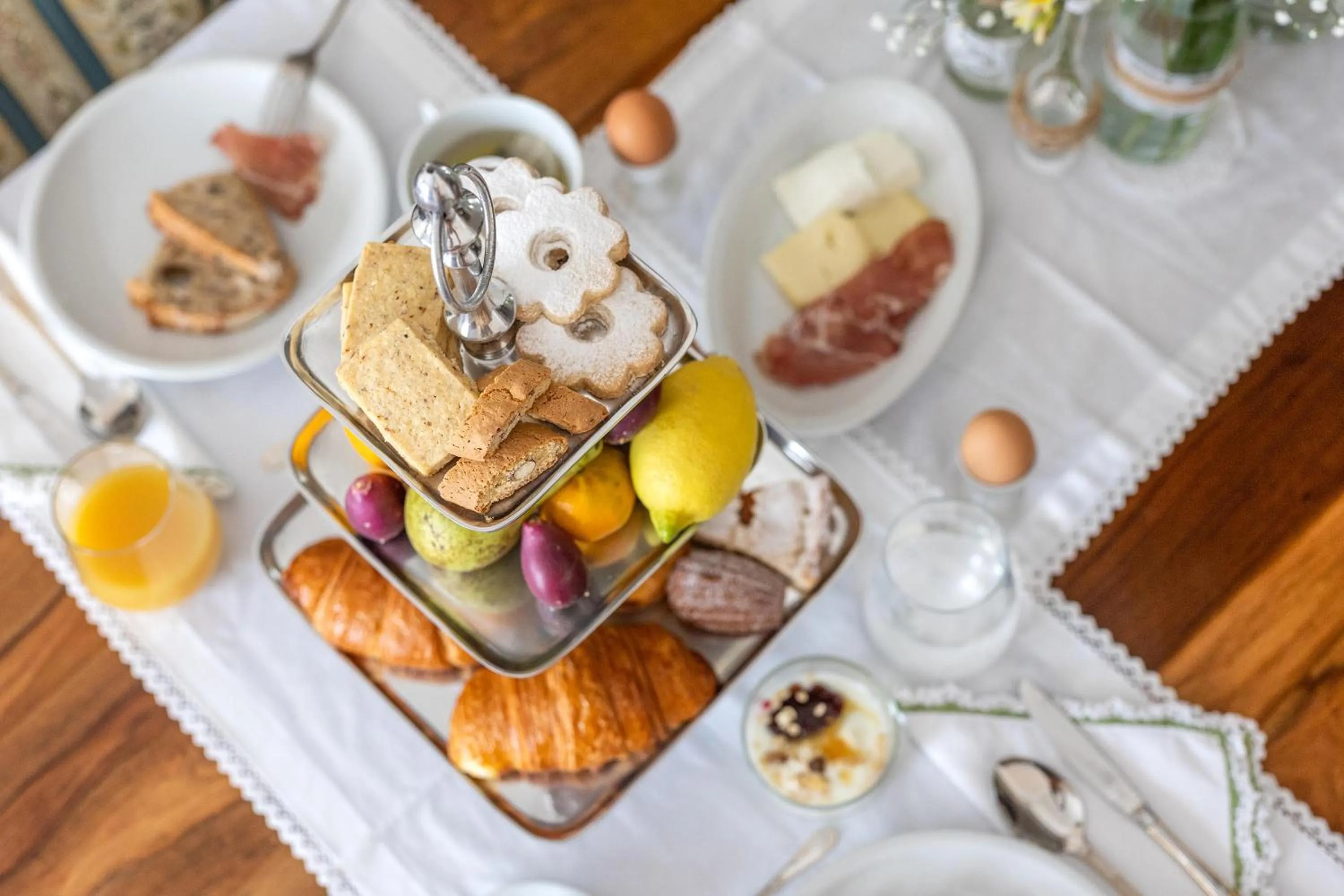 Breakfast in DimoraLeTreMuse Guesthouse