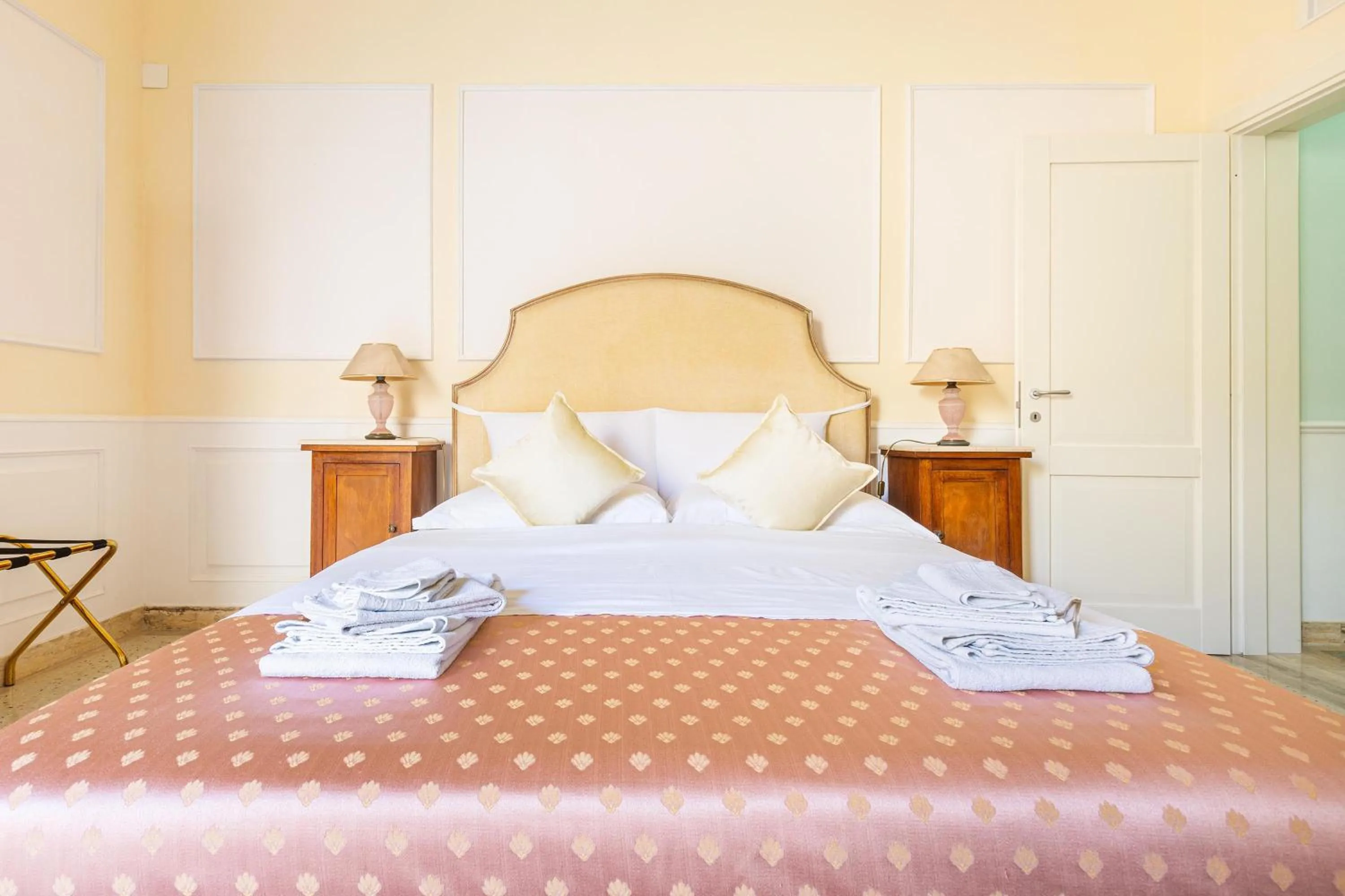 Bed in DimoraLeTreMuse Guesthouse