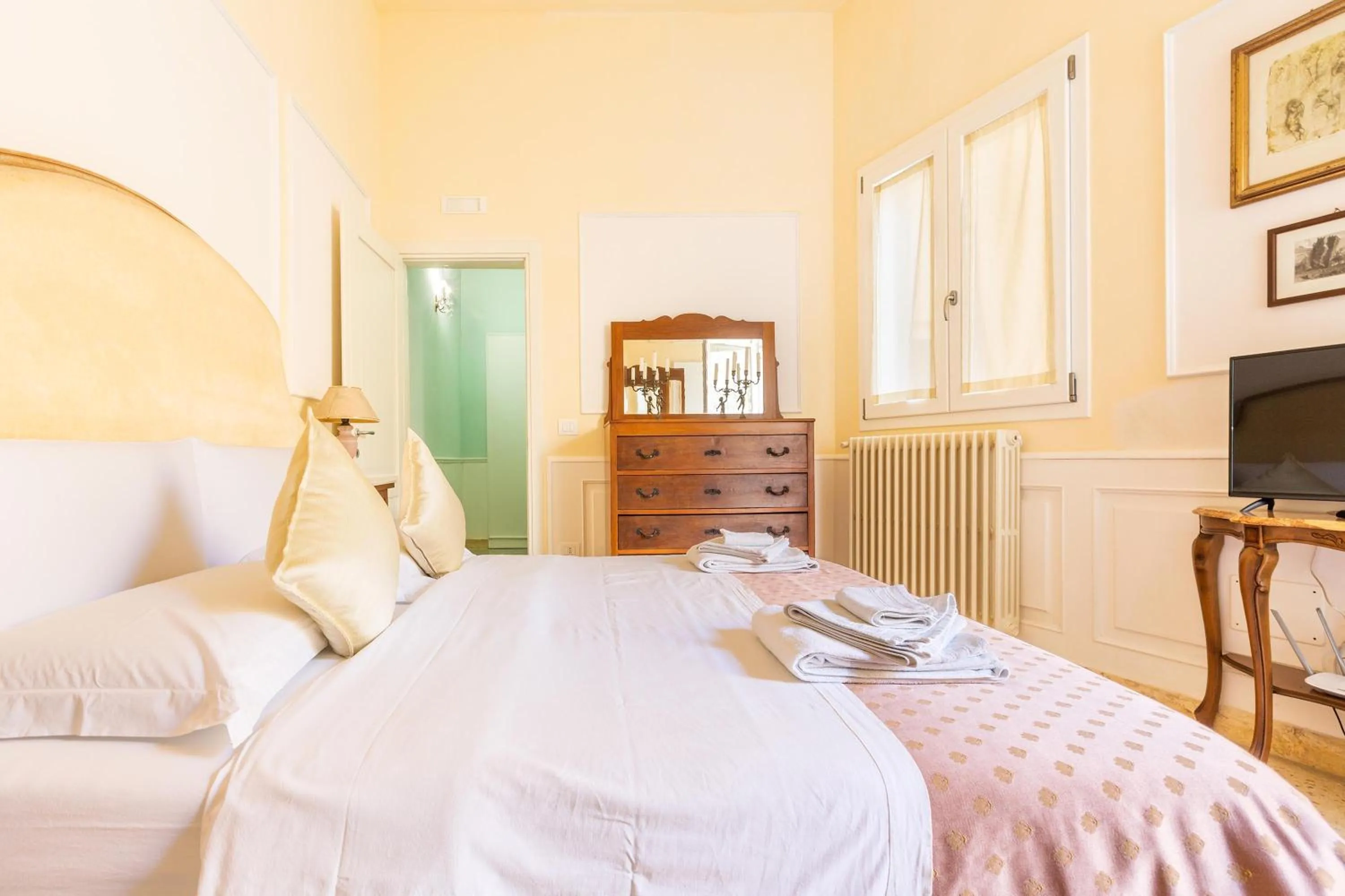 Bed in DimoraLeTreMuse Guesthouse