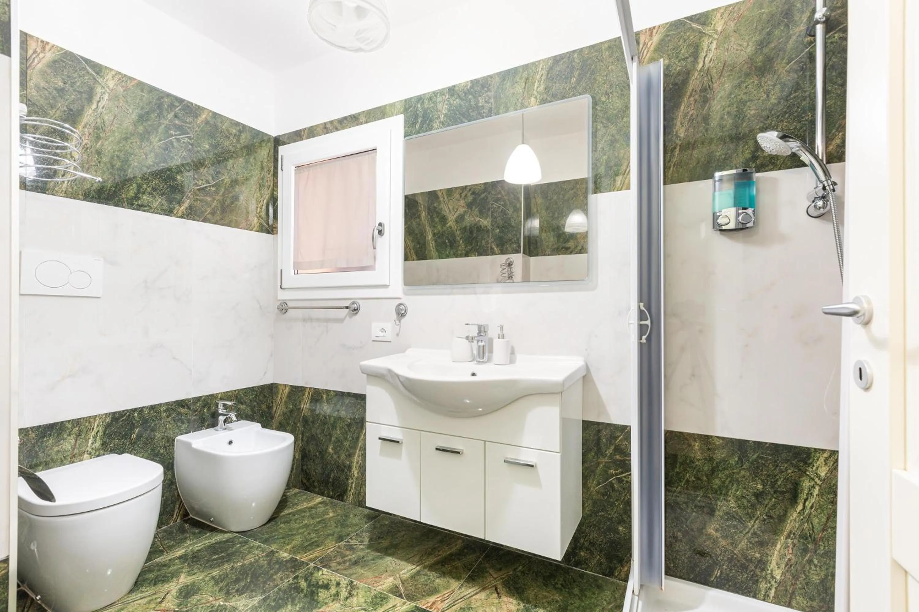 Shower in DimoraLeTreMuse Guesthouse