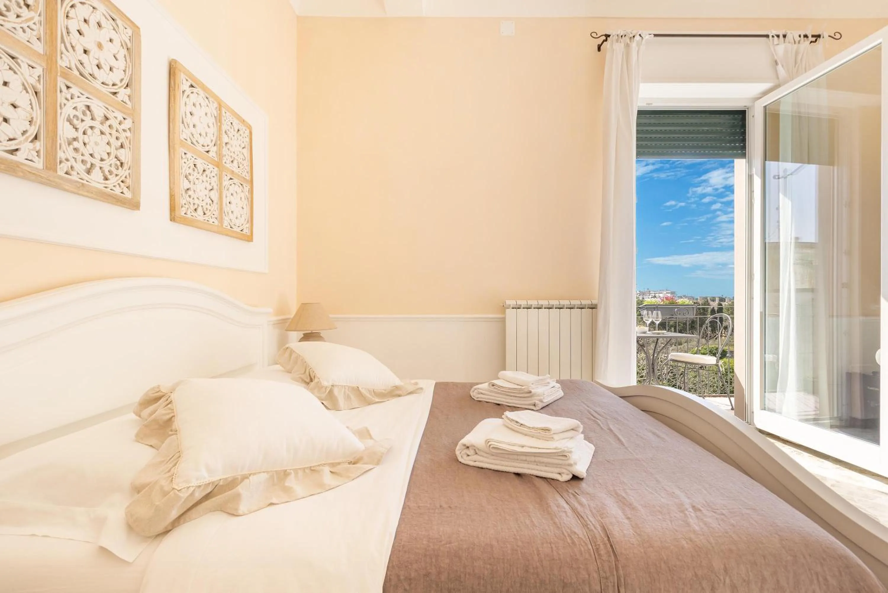 Bed in DimoraLeTreMuse Guesthouse