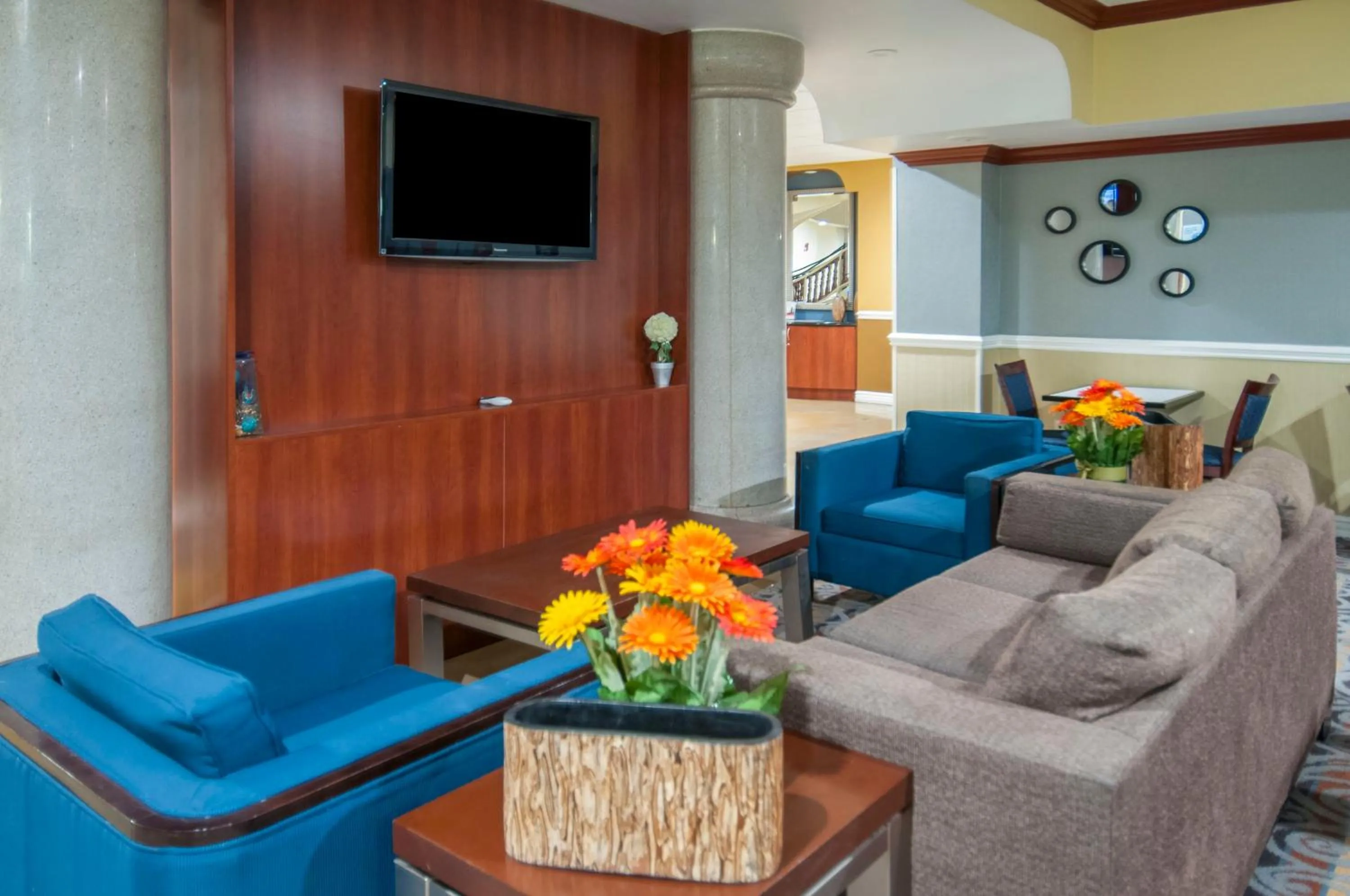 Breakfast in Holiday Inn Express & Suites Bakersfield Central, an IHG Hotel