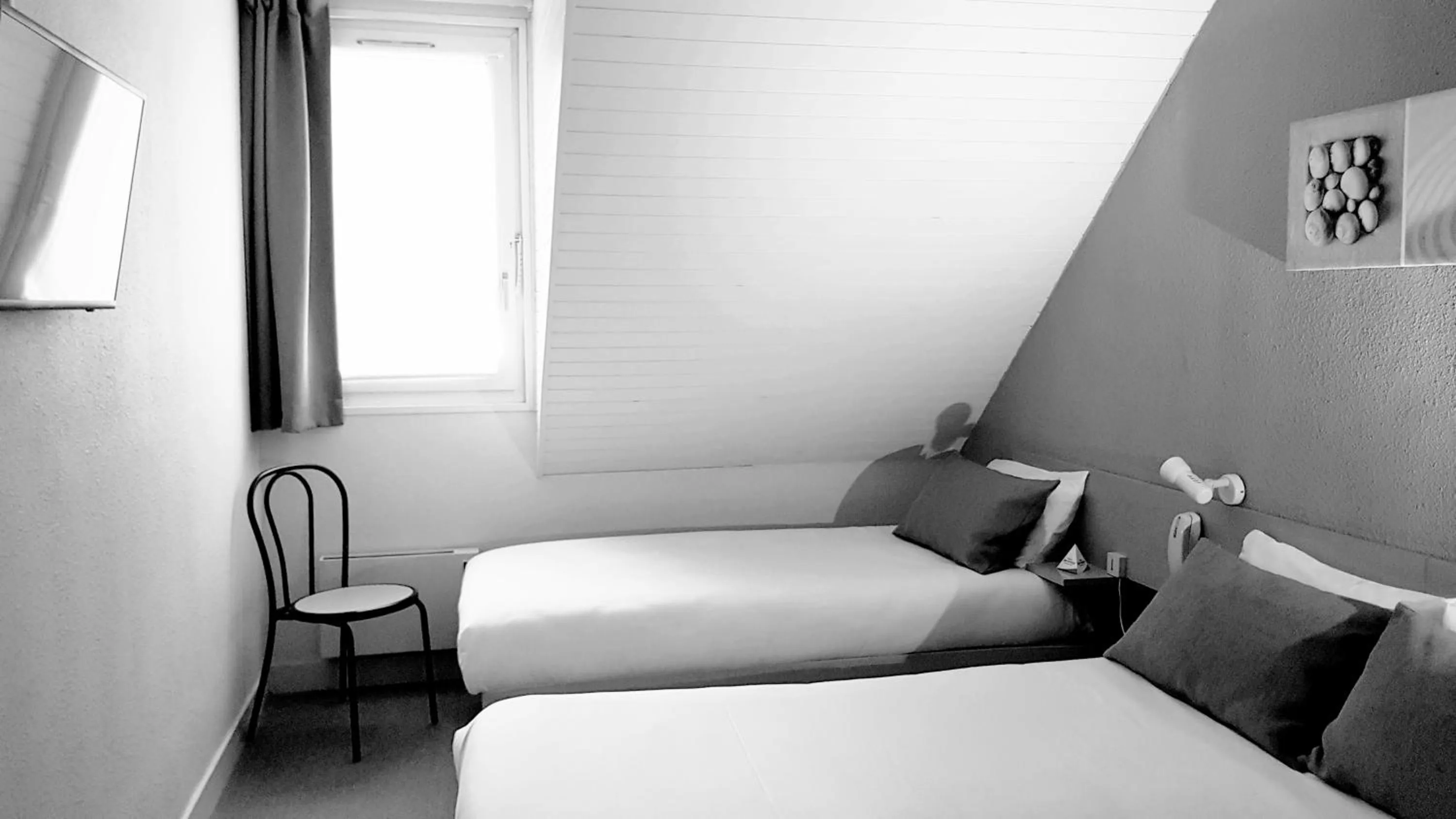 Photo of the whole room, Bed in Tourhotel Blois