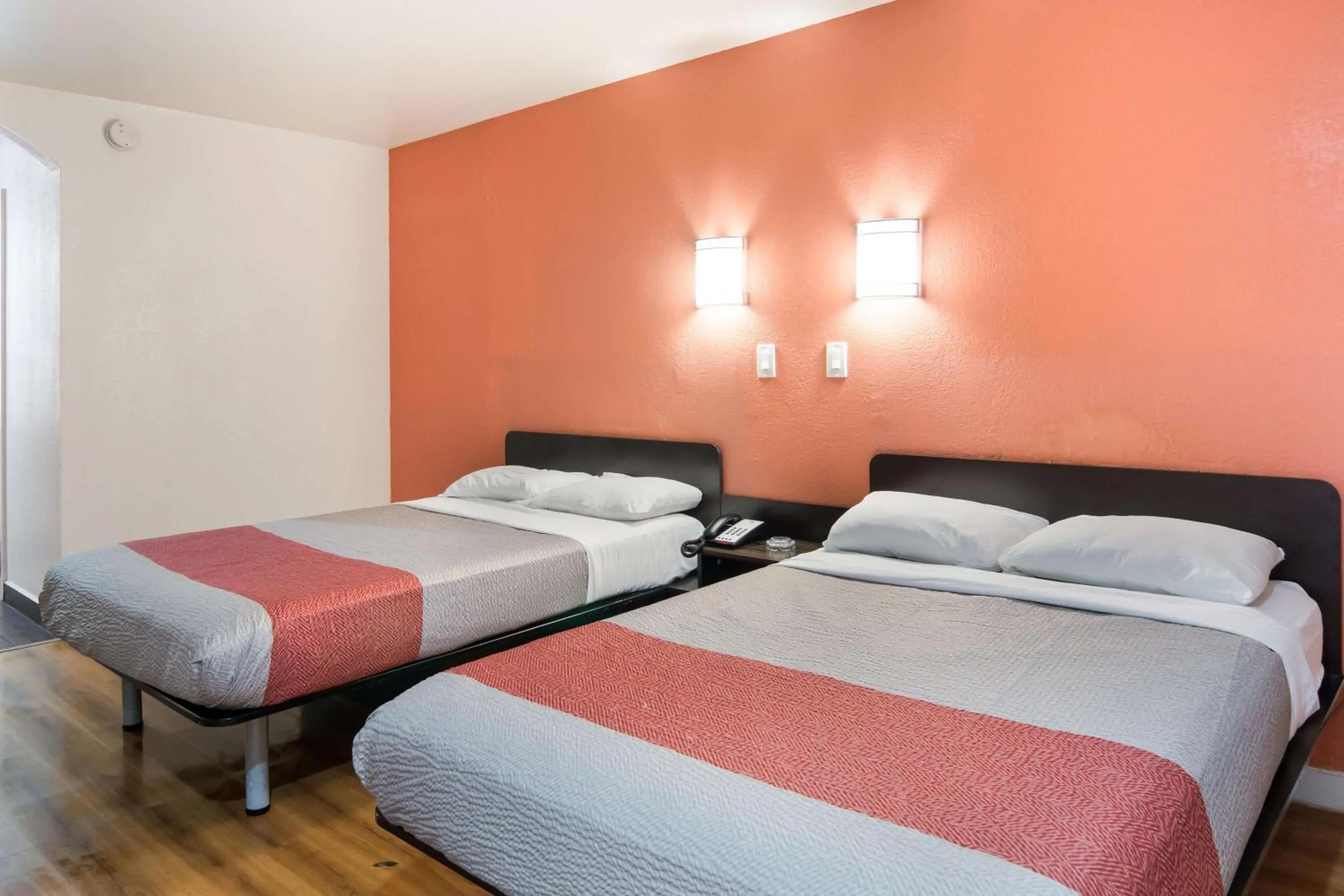 Photo of the whole room, Bed in Motel 6-Fort Worth, TX - Seminary