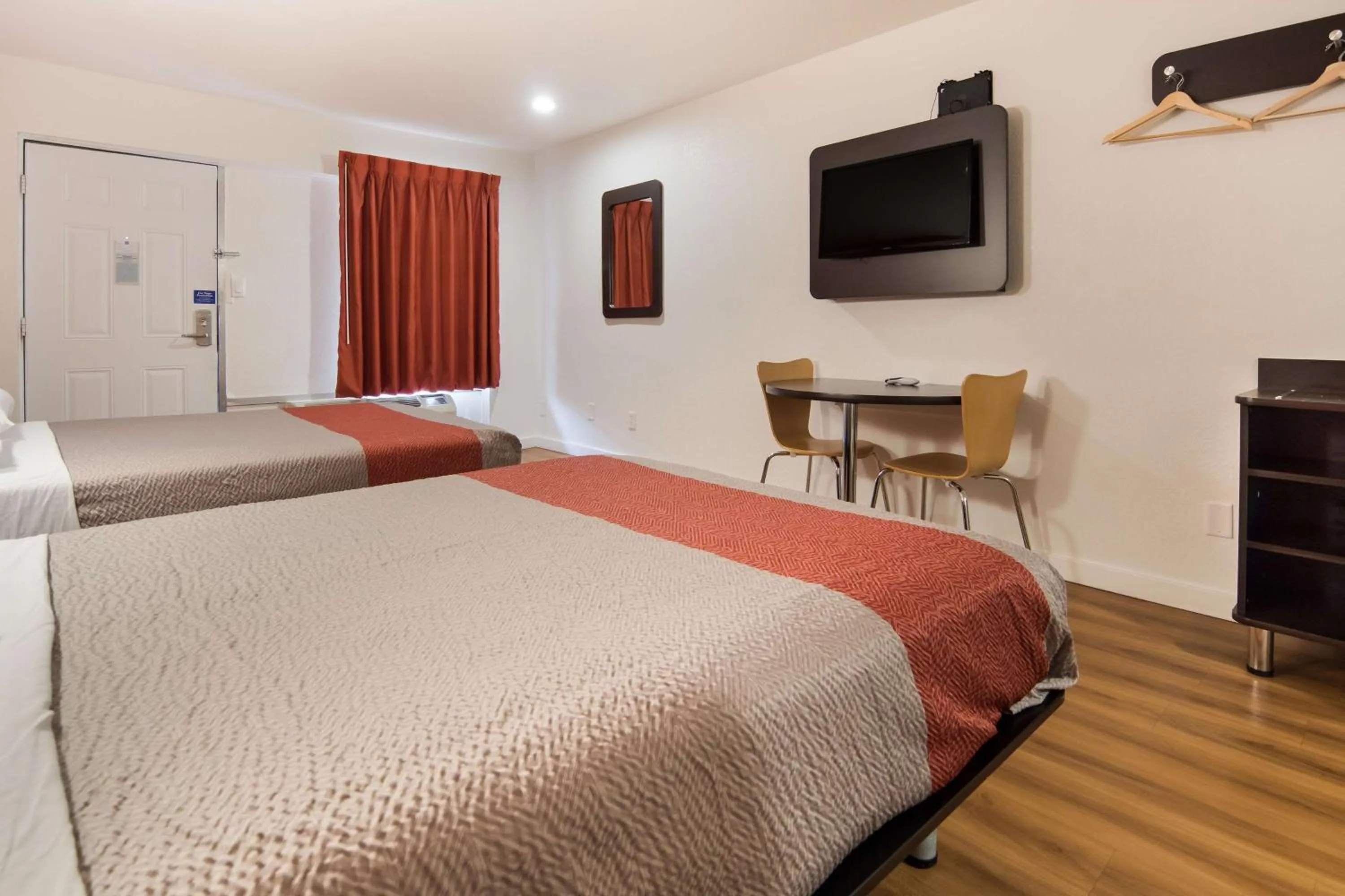 Photo of the whole room, Bed in Motel 6-Fort Worth, TX - Seminary