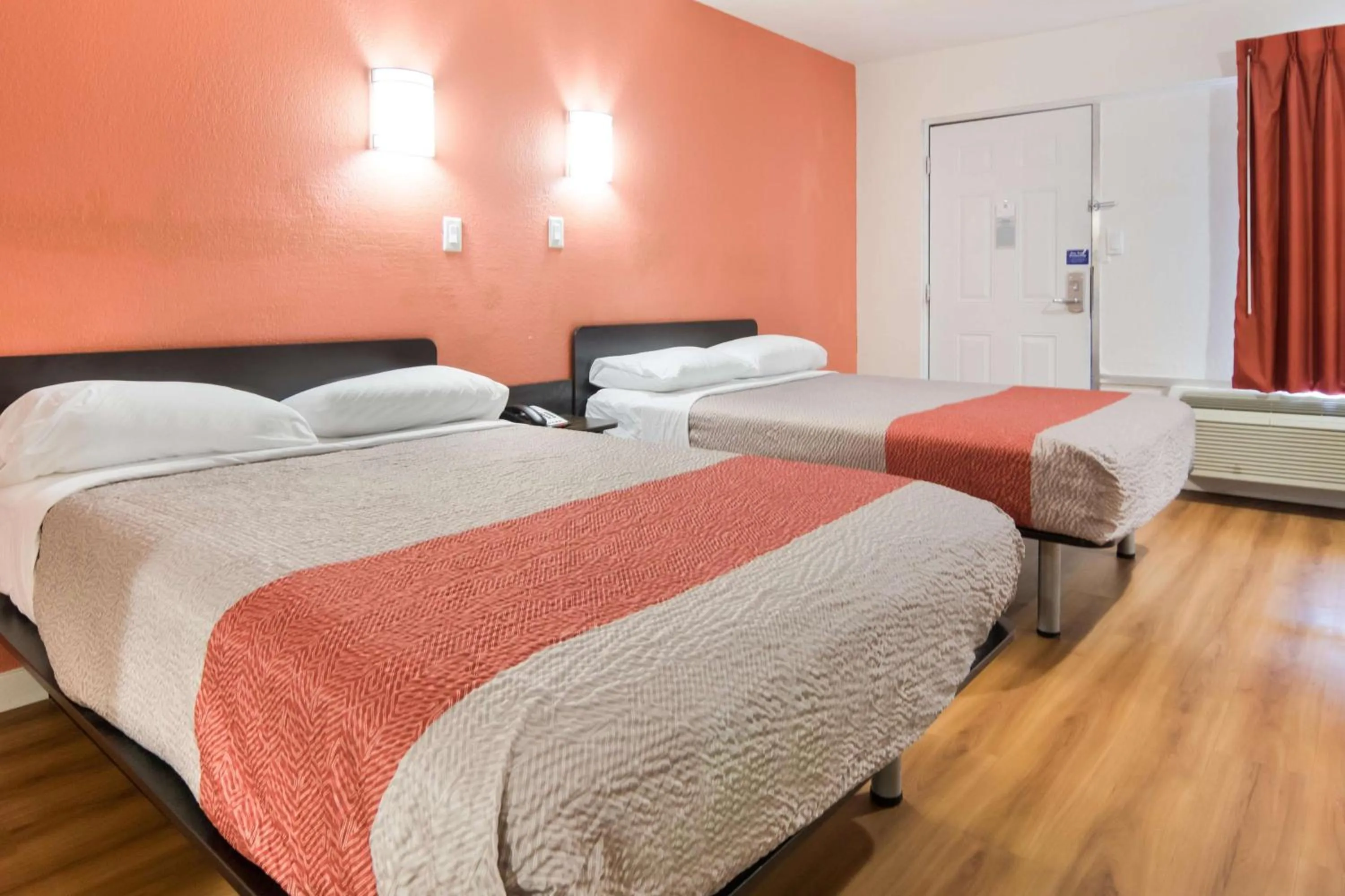 Photo of the whole room, Bed in Motel 6-Fort Worth, TX - Seminary