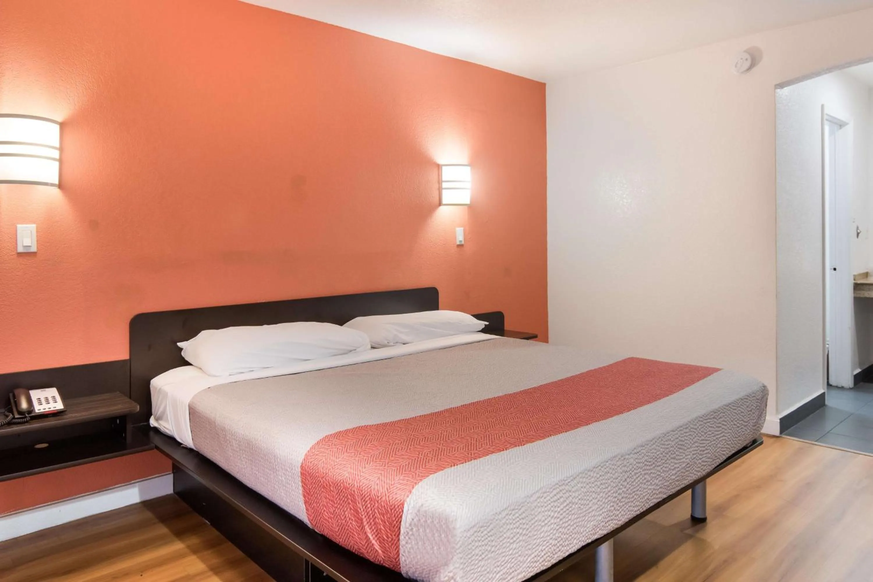 Photo of the whole room, Bed in Motel 6-Fort Worth, TX - Seminary