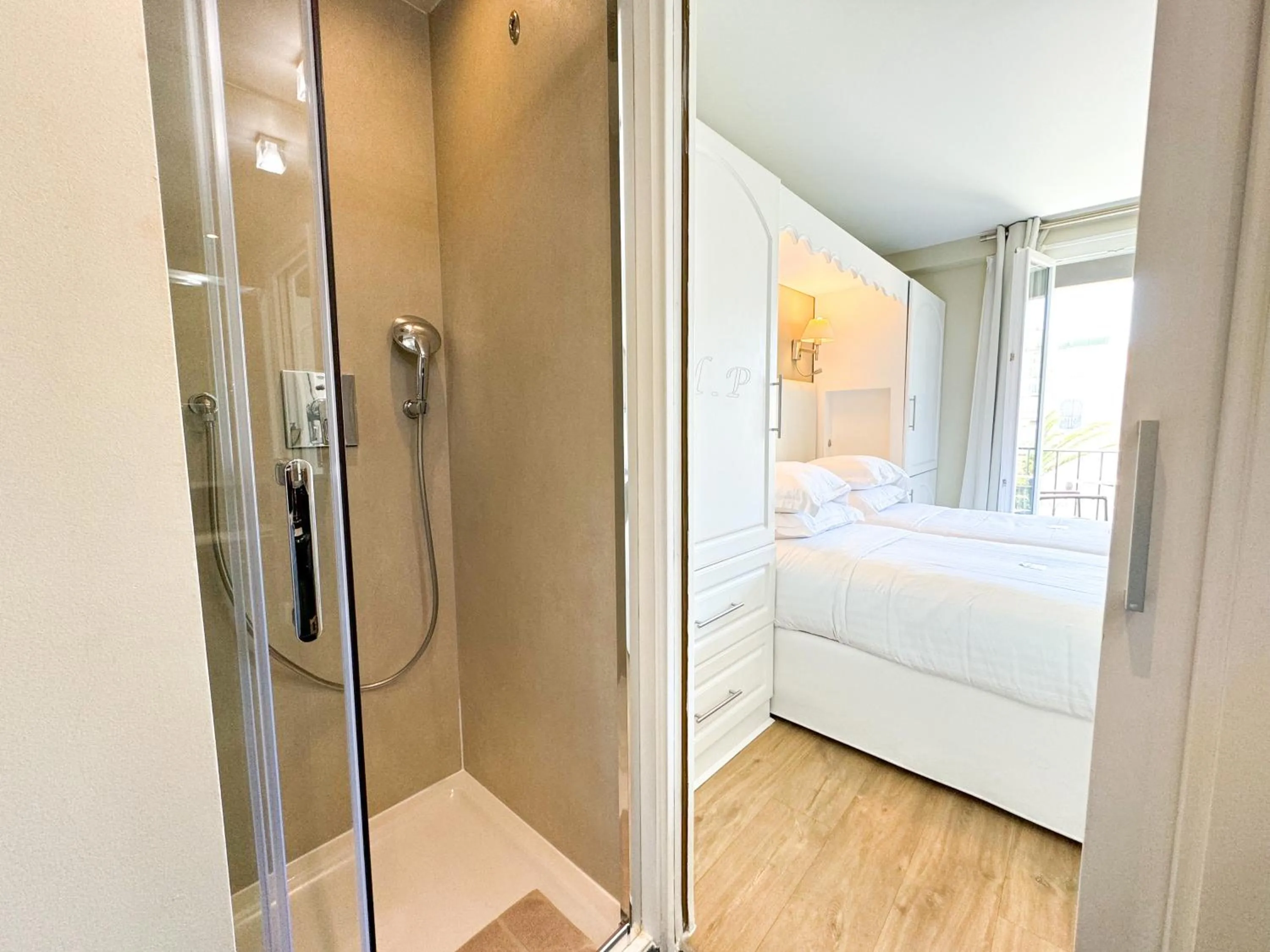 Shower, Bed in Hôtel de Provence