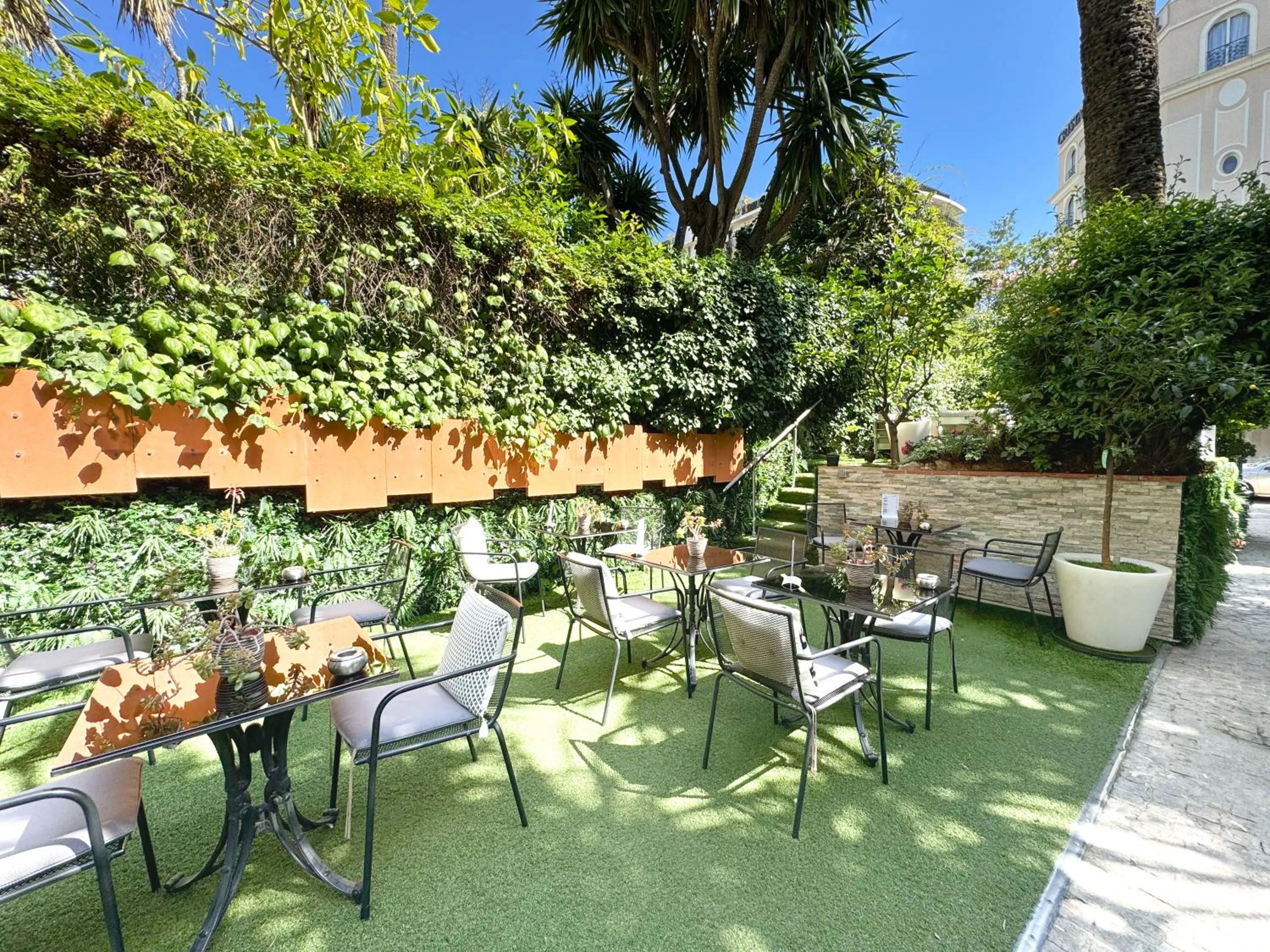 Restaurant/places to eat in Hôtel de Provence