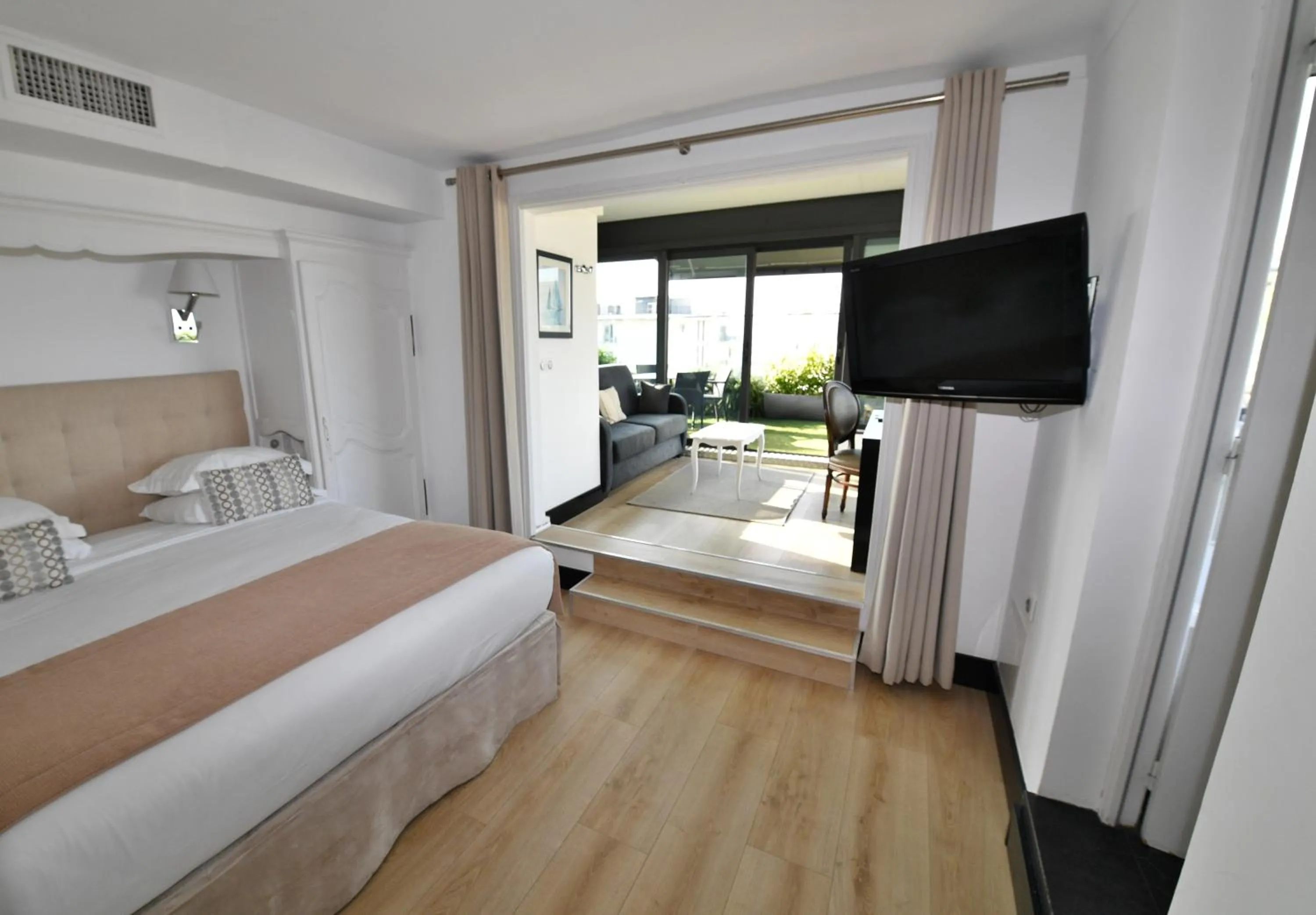 Photo of the whole room, Bed in Hôtel de Provence