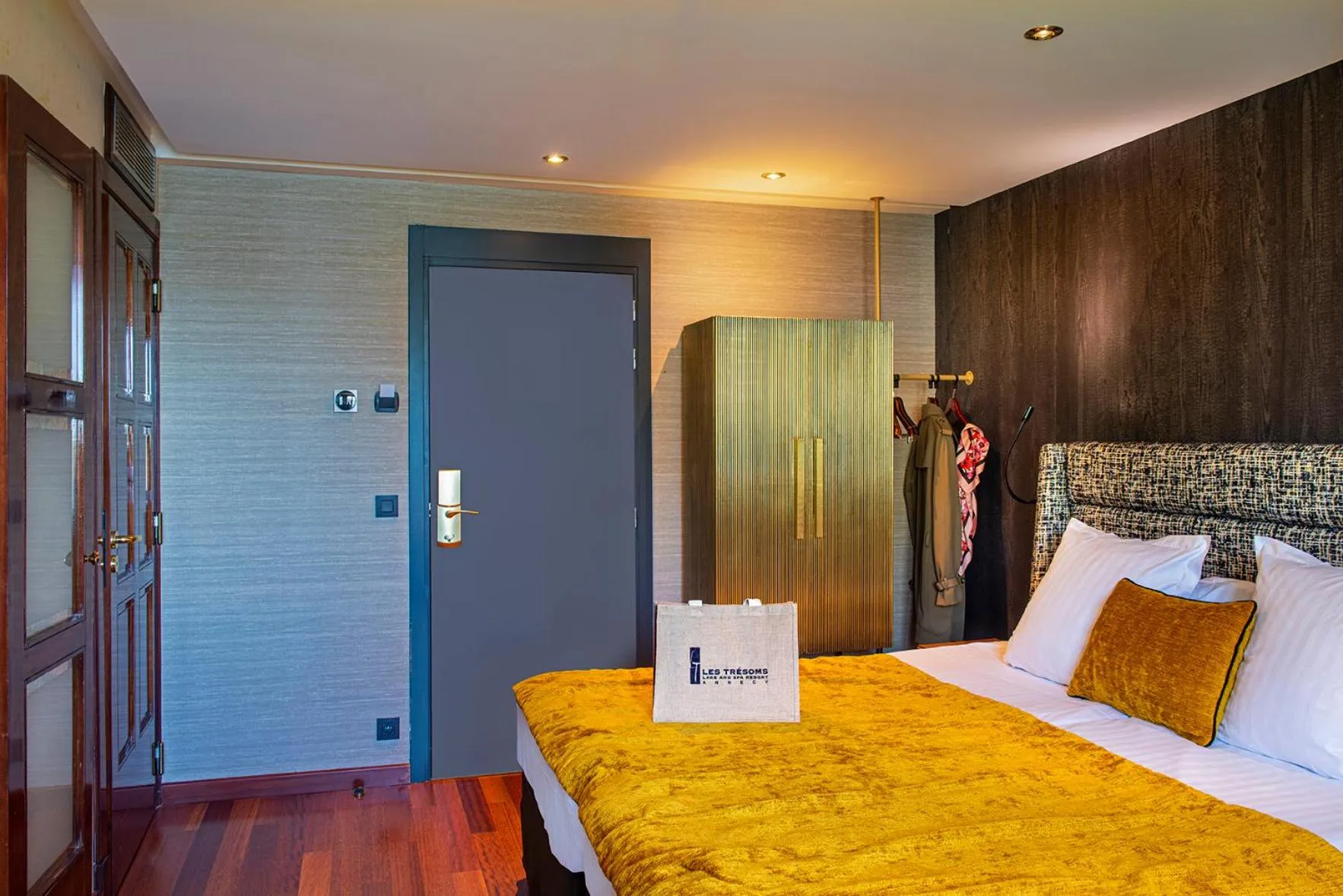 Bed in Les Trésoms Lake and Spa Resort