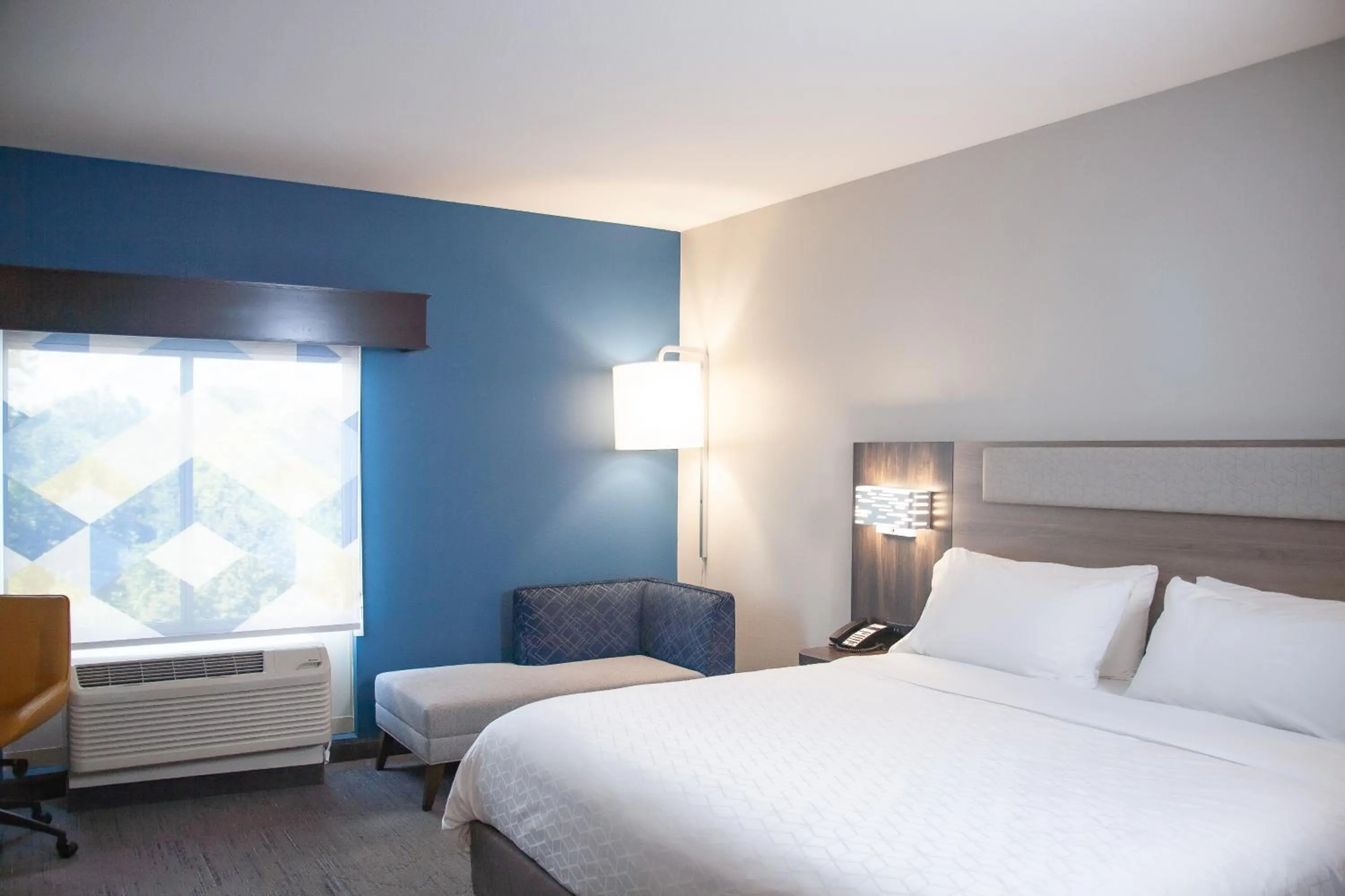 Bed in Holiday Inn Express & Suites Overland Park by IHG