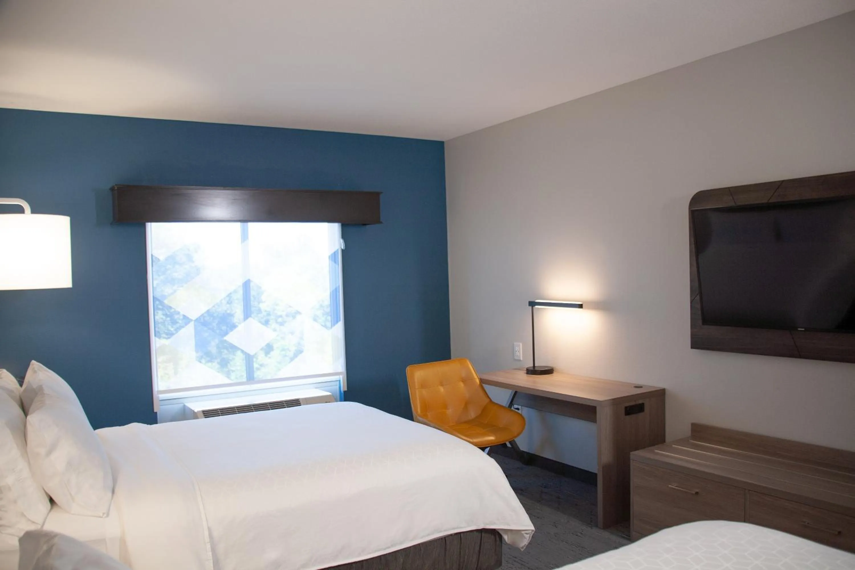 Bed in Holiday Inn Express & Suites Overland Park by IHG
