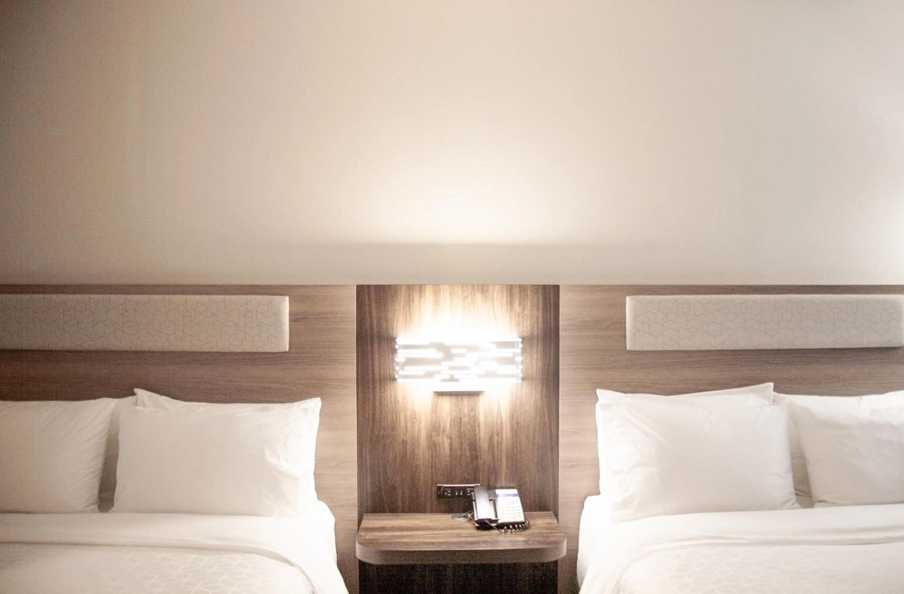 Bed in Holiday Inn Express & Suites Overland Park by IHG