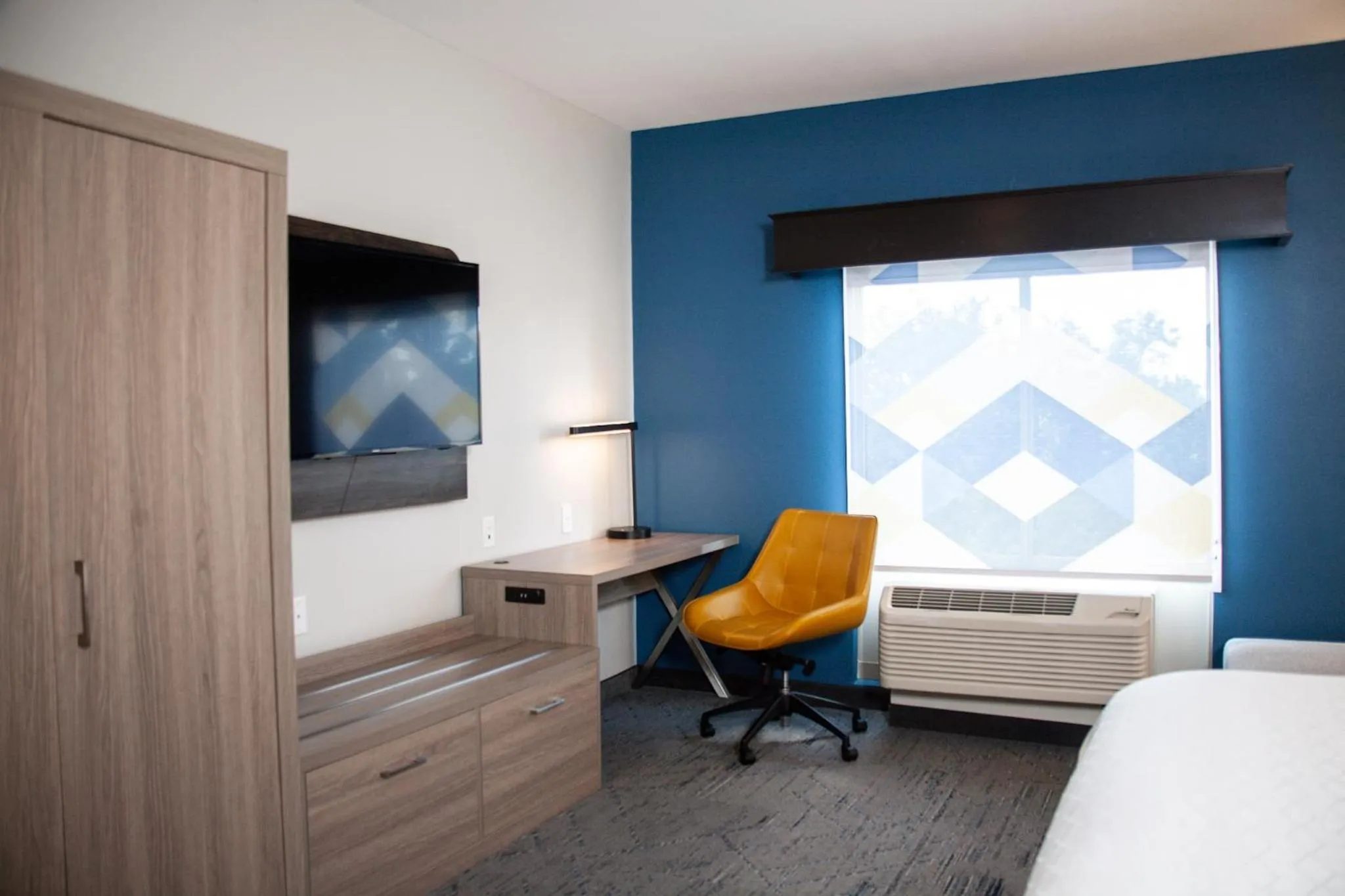Bed in Holiday Inn Express & Suites Overland Park by IHG