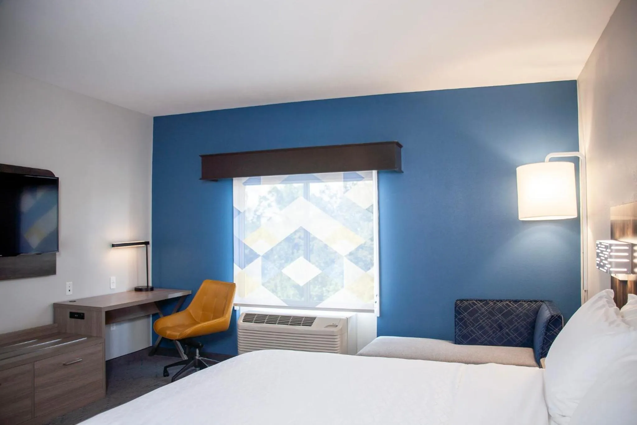 Photo of the whole room, Bed in Holiday Inn Express & Suites Overland Park by IHG