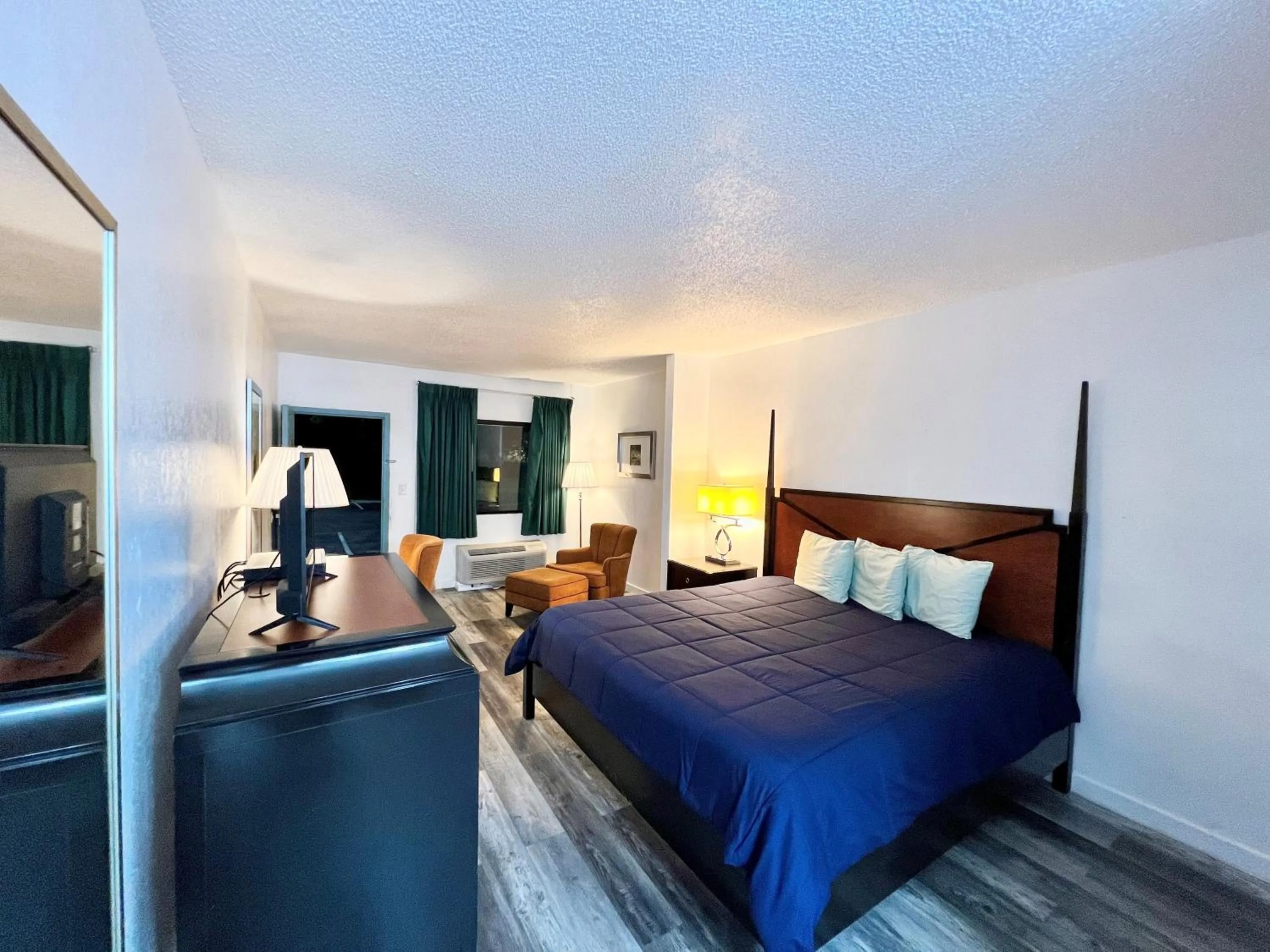 Bedroom in Bayou Inn & Suites