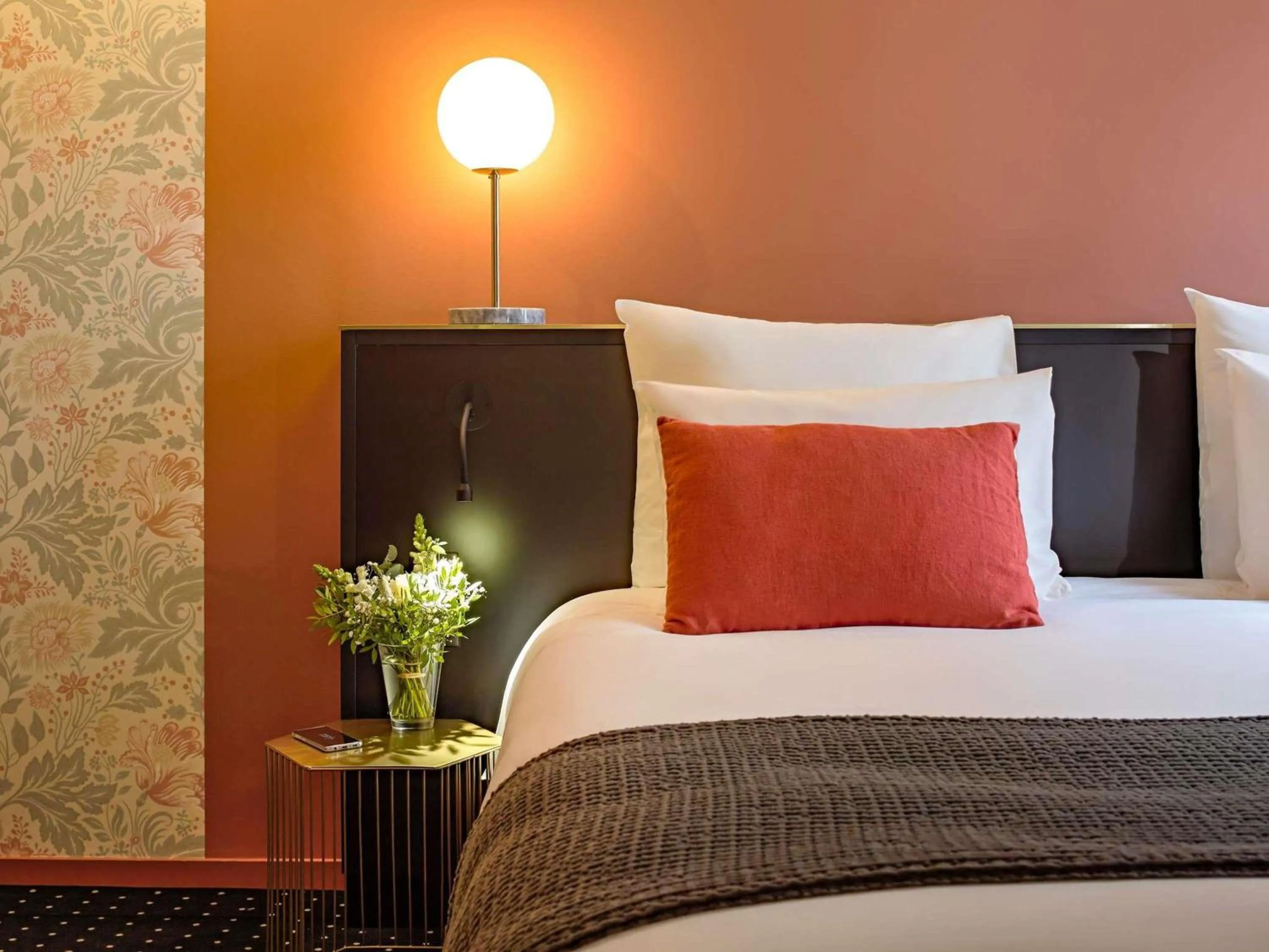 Bedroom, Bed in Mercure Nantes Centre Passage Pommeraye