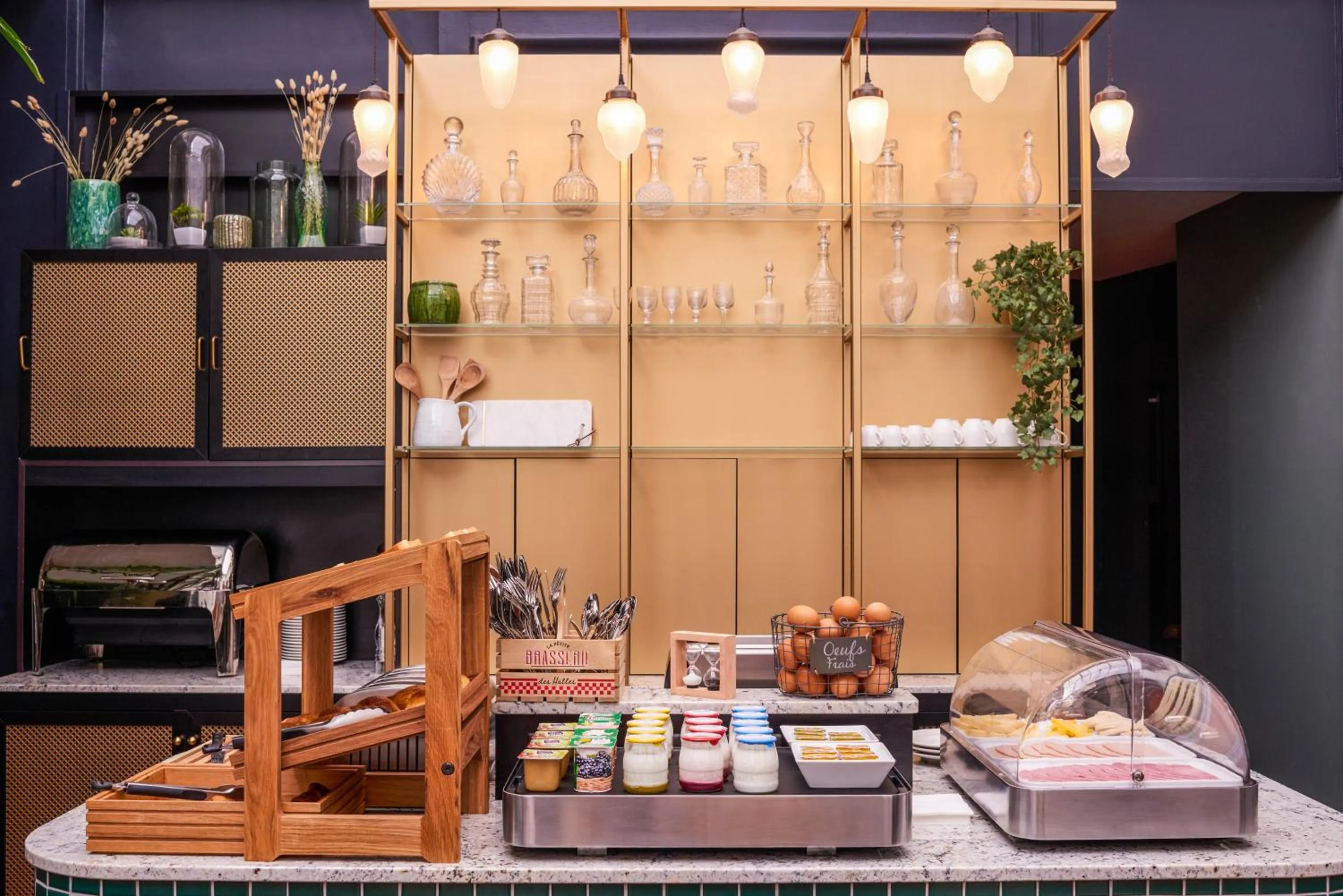 Restaurant/places to eat in Mercure Nantes Centre Passage Pommeraye