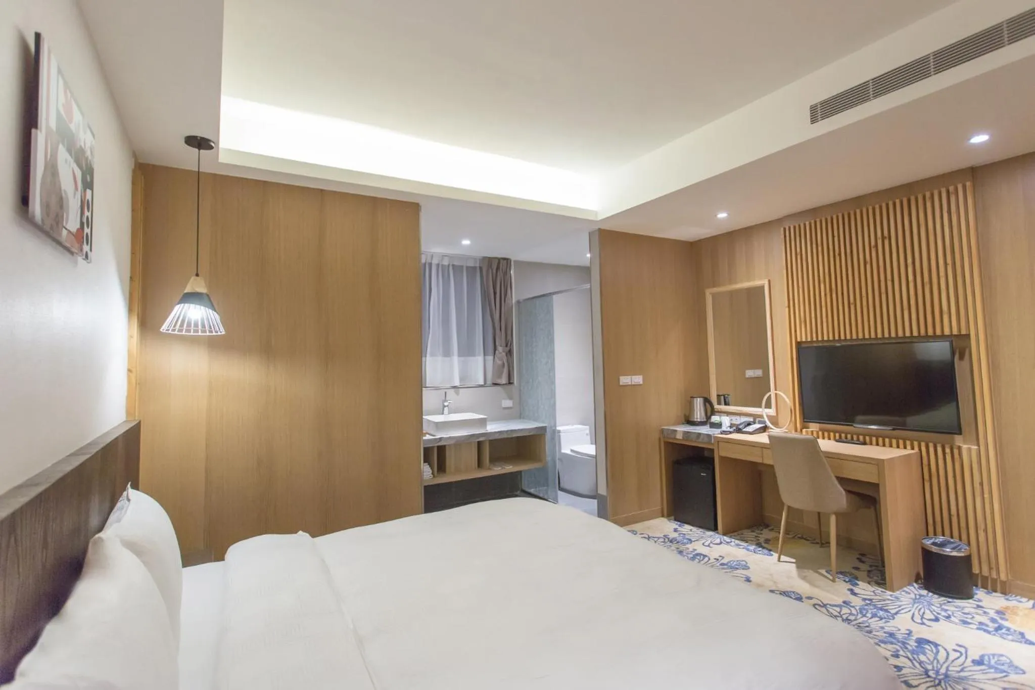 Photo of the whole room, Bed in Seeing Inn