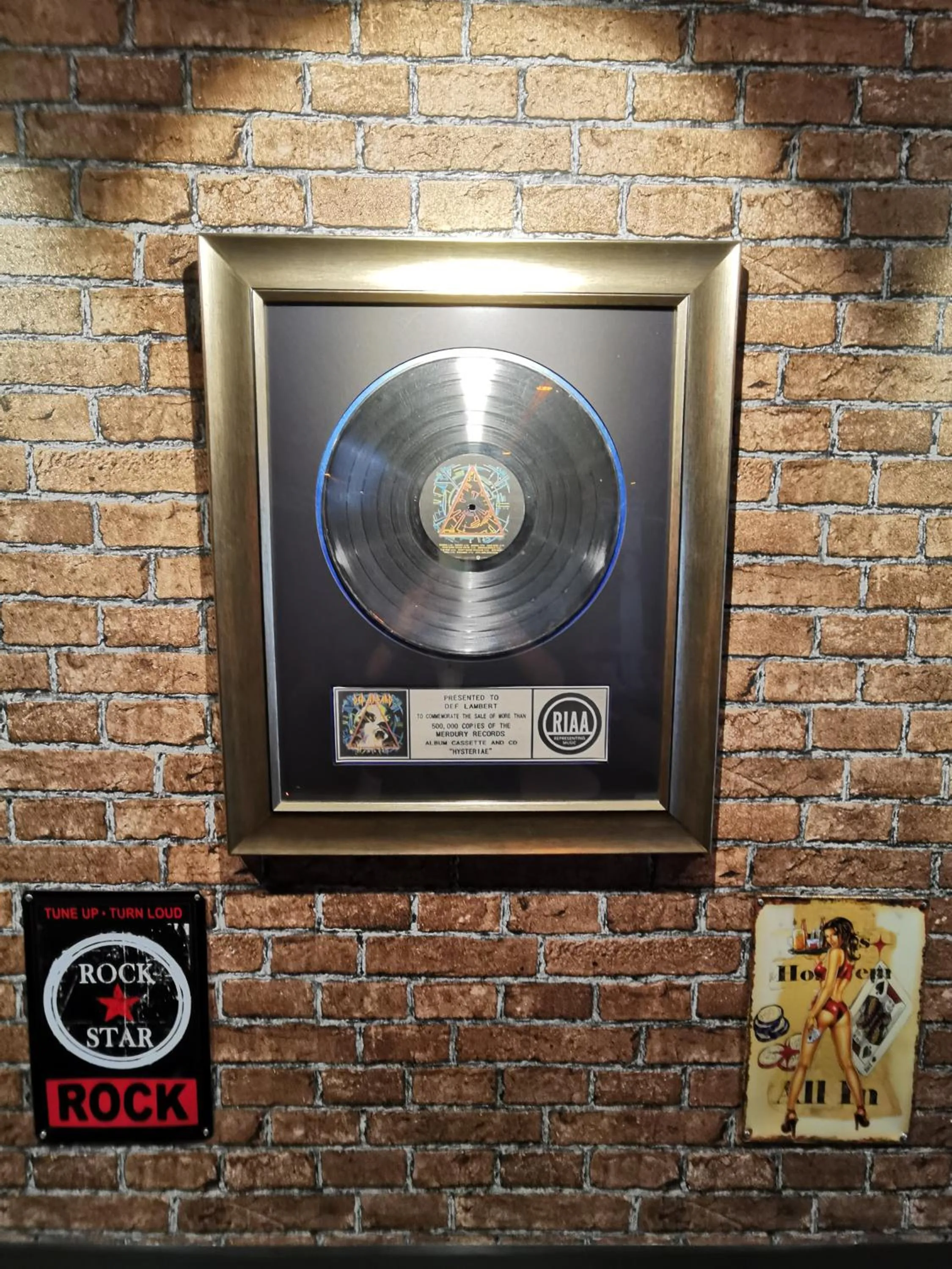 Logo/Certificate/Sign in Seeing Inn