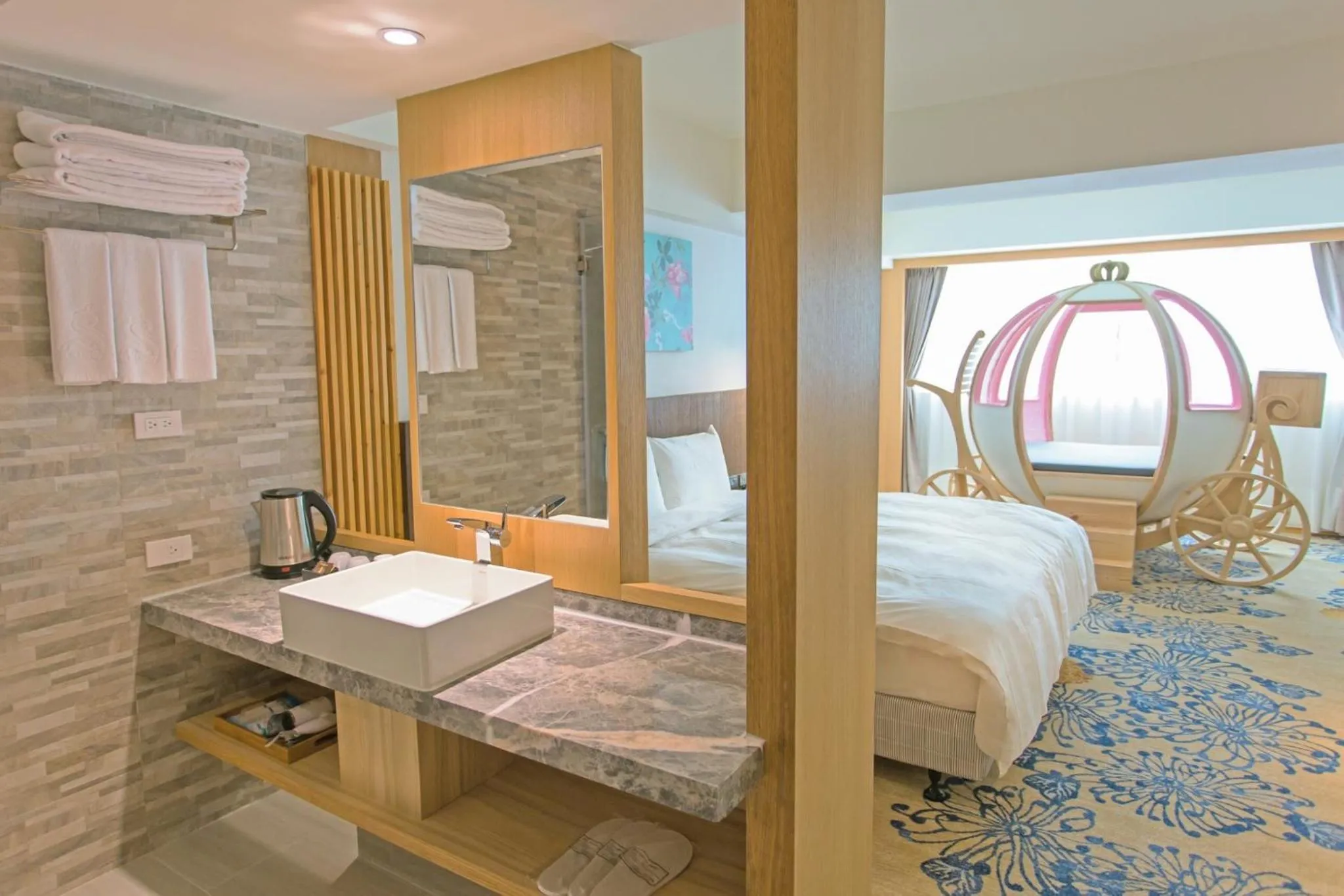 Photo of the whole room, Bed in Seeing Inn