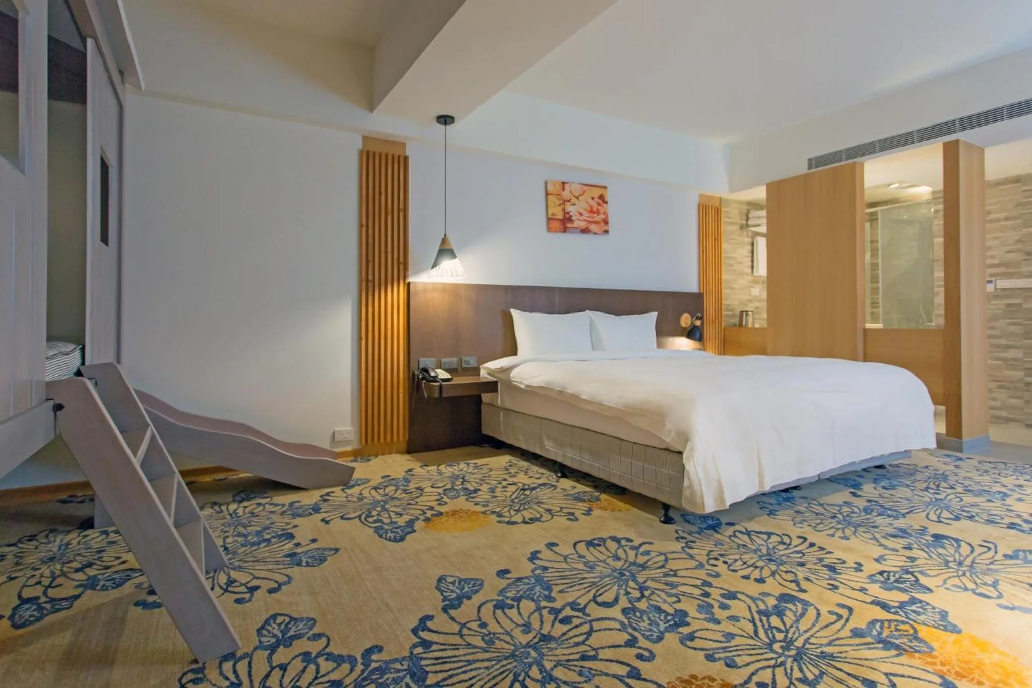 Photo of the whole room, Bed in Seeing Inn