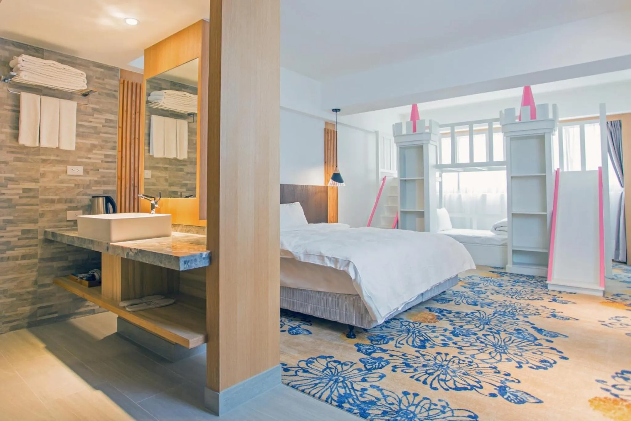 Photo of the whole room, Bed in Seeing Inn