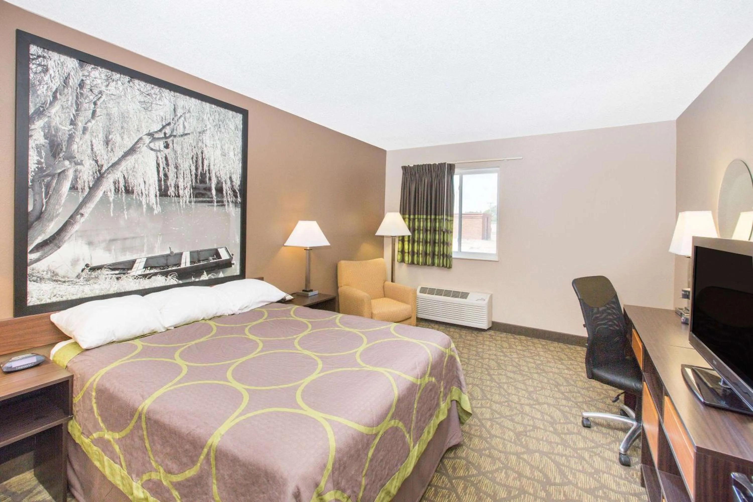 Photo of the whole room, Bed in Super 8 by Wyndham Belleville