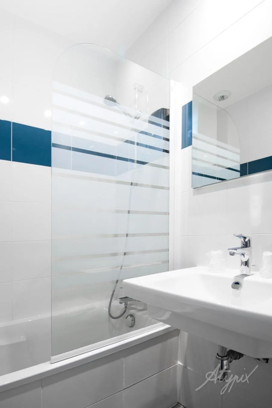 Bathroom in le paris brest hotel