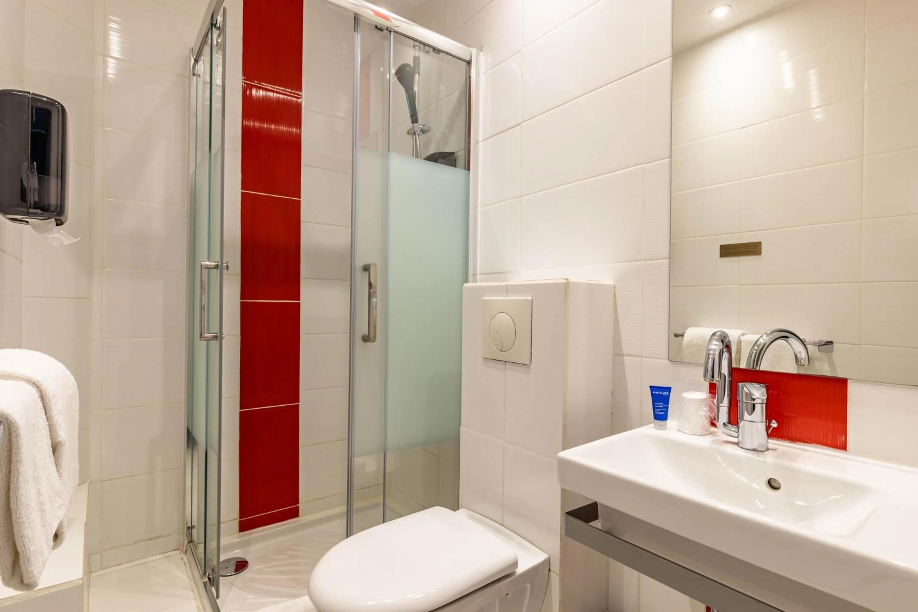 Bathroom in le paris brest hotel