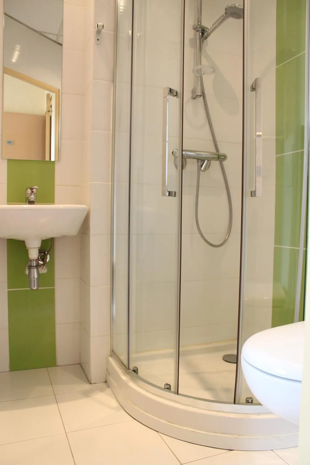 Bathroom in le paris brest hotel