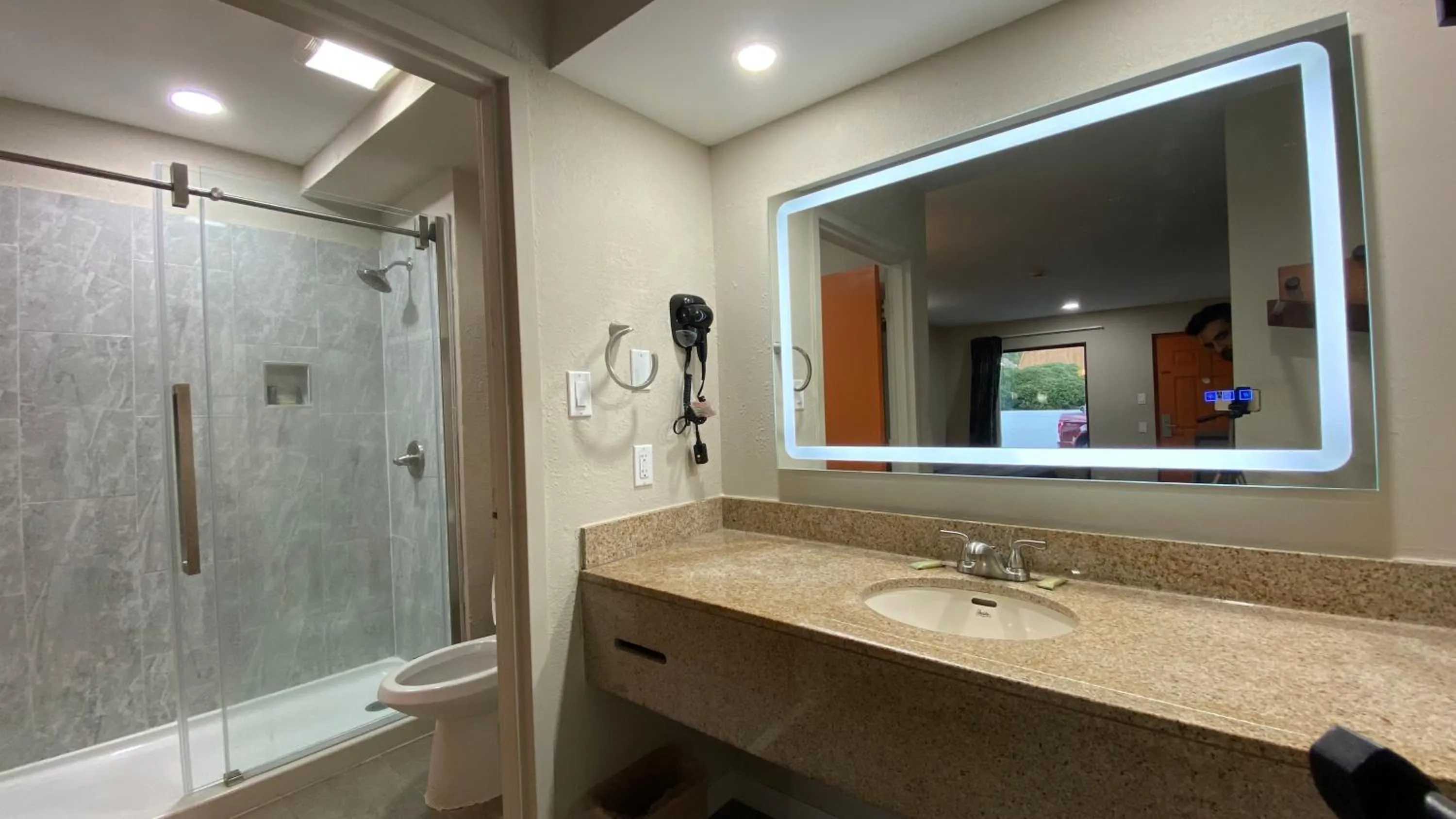 Brentwood Inn & Suites