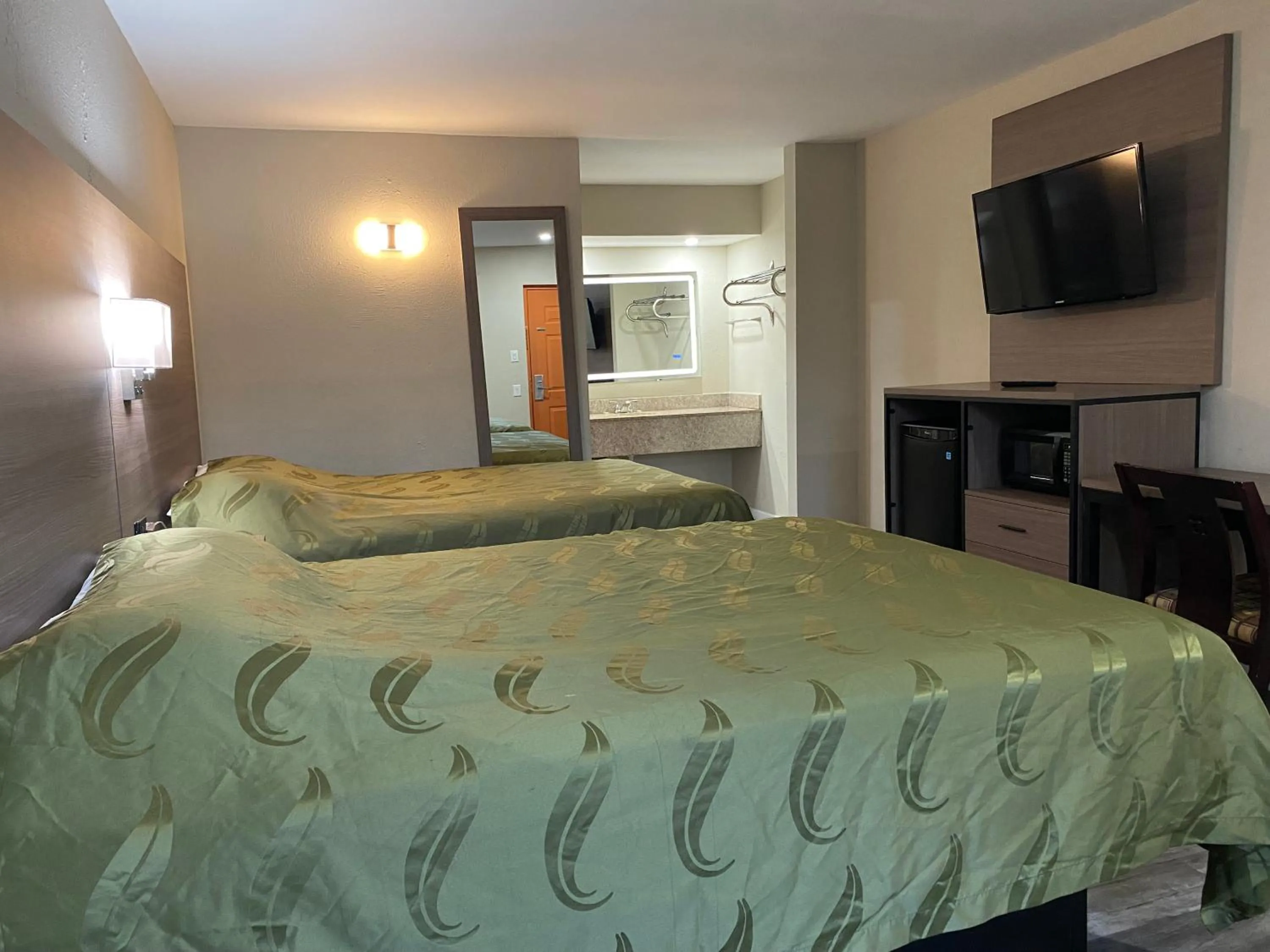 Bed in Brentwood Inn & Suites