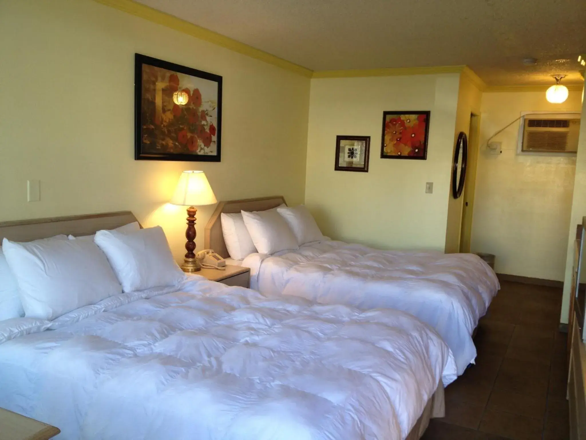 Queen Room with Two Queen Beds in Victorian Inn Queen Room with Two Queen Beds in Victorian Inn