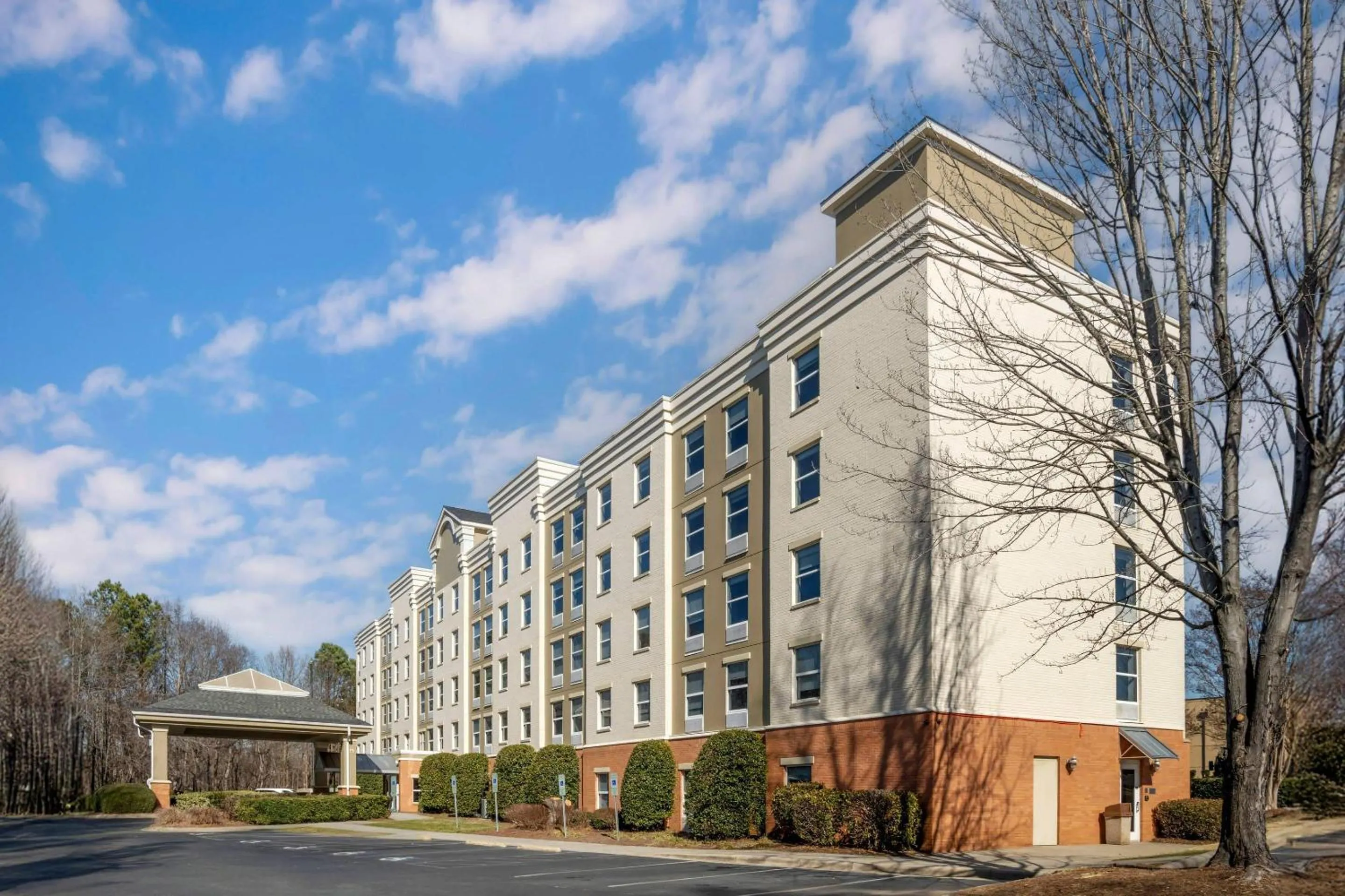 Property building in Comfort Suites near Birkdale Village- Huntersville