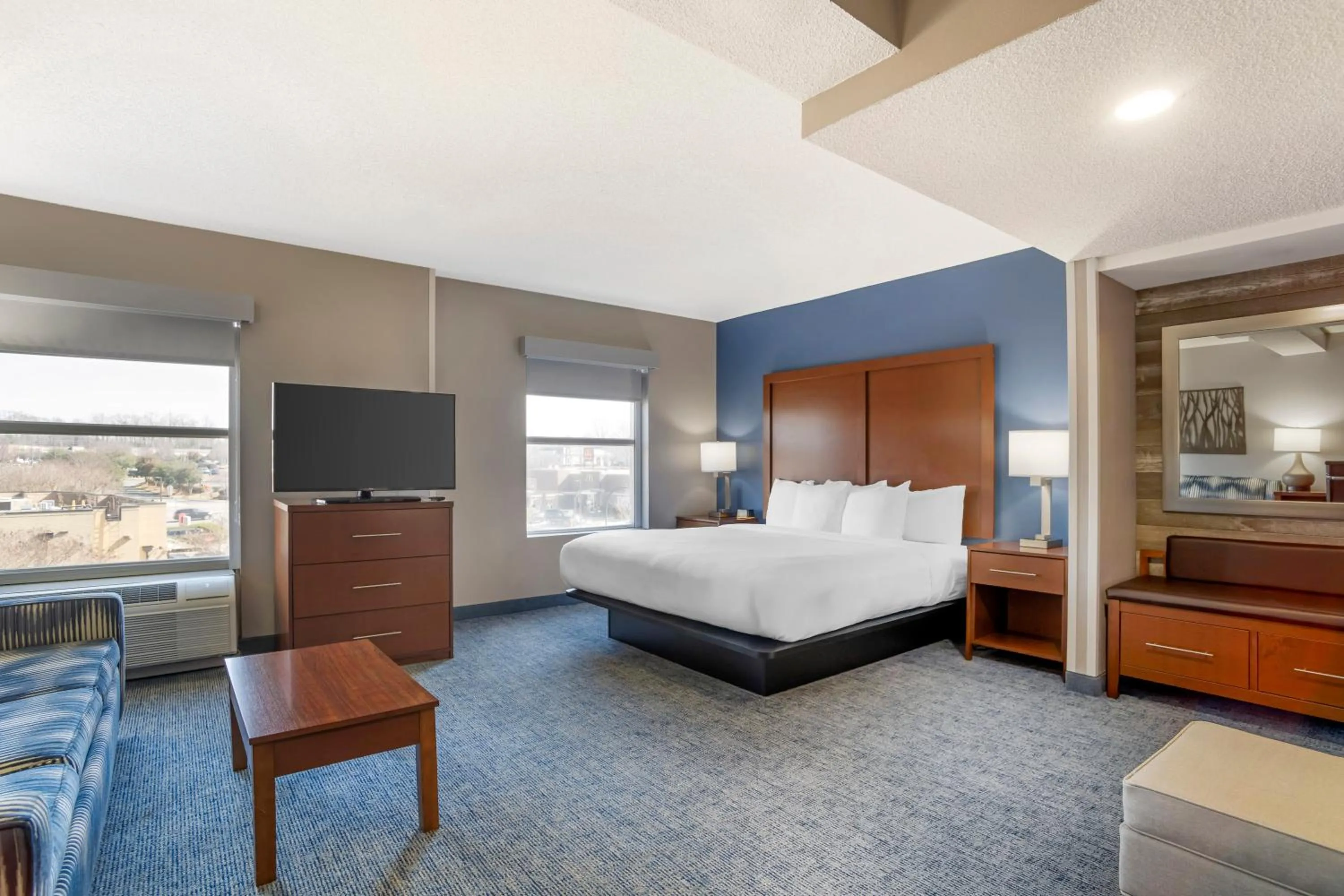 Bedroom, Bed in Comfort Suites near Birkdale Village- Huntersville