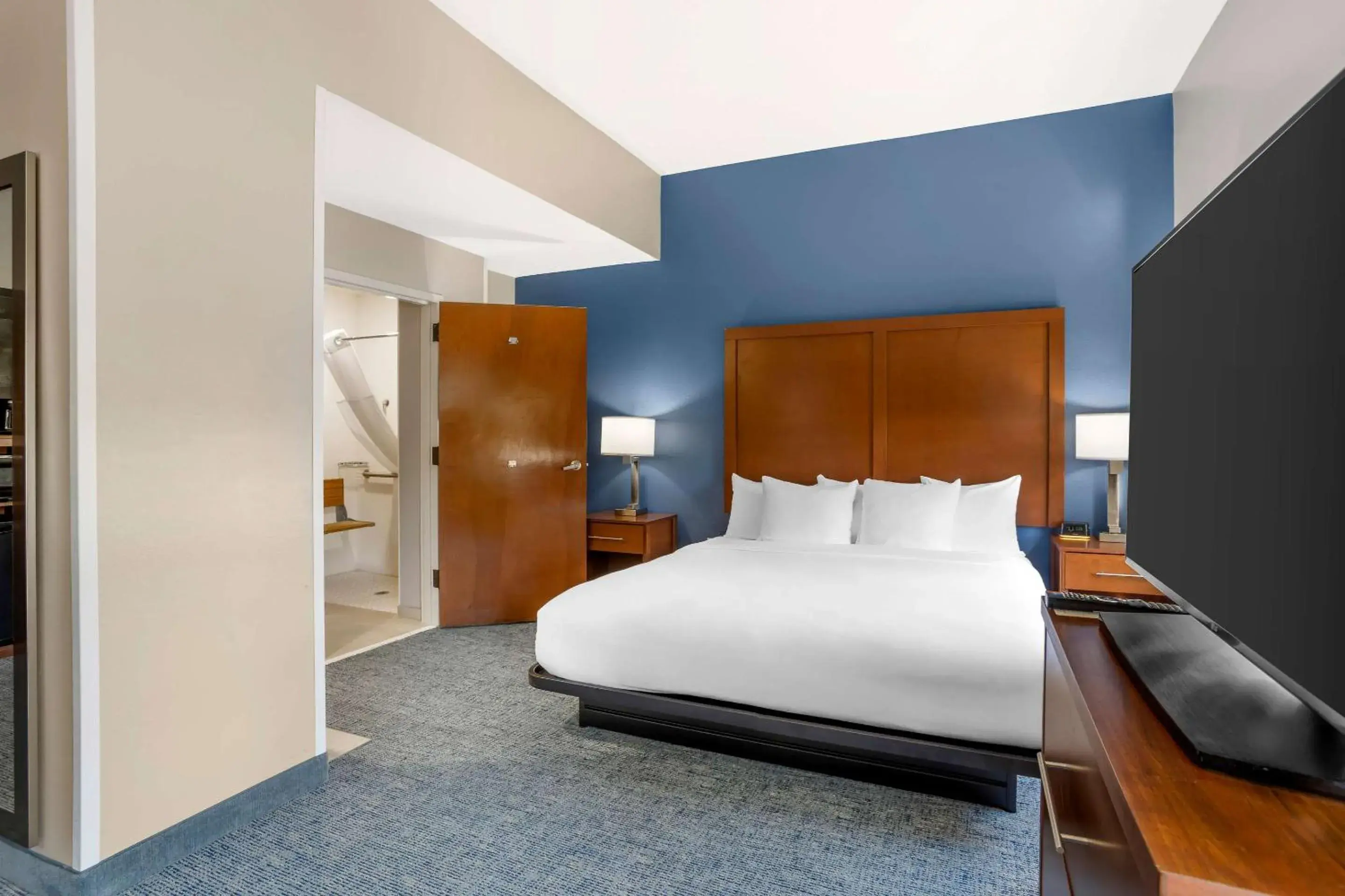One Room Suite with Roll-In Shower - Disability Access/Non Smoking in Comfort Suites near Birkdale Village- Huntersville One Room Suite with Roll-In Shower - Disability Access/Non Smoking in Comfort Suites near Birkdale Village- Huntersville
