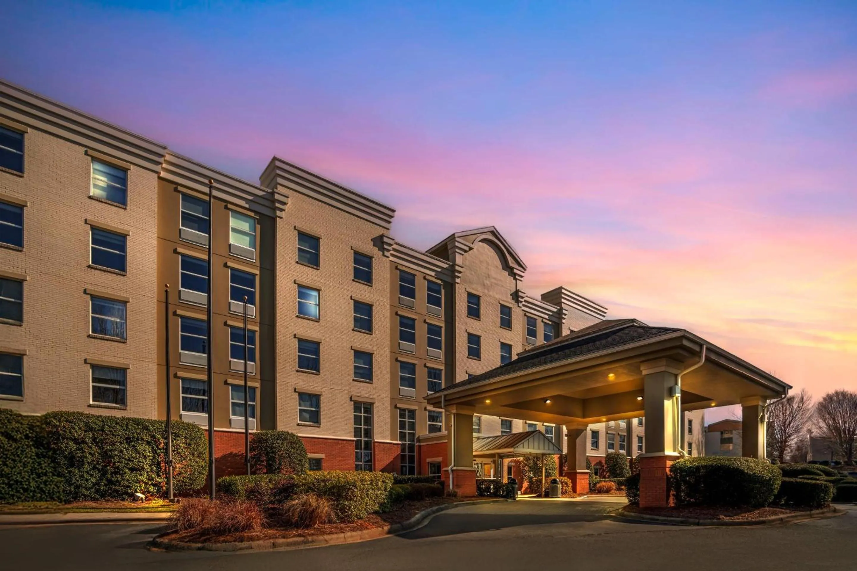 Property building in Comfort Suites near Birkdale Village- Huntersville
